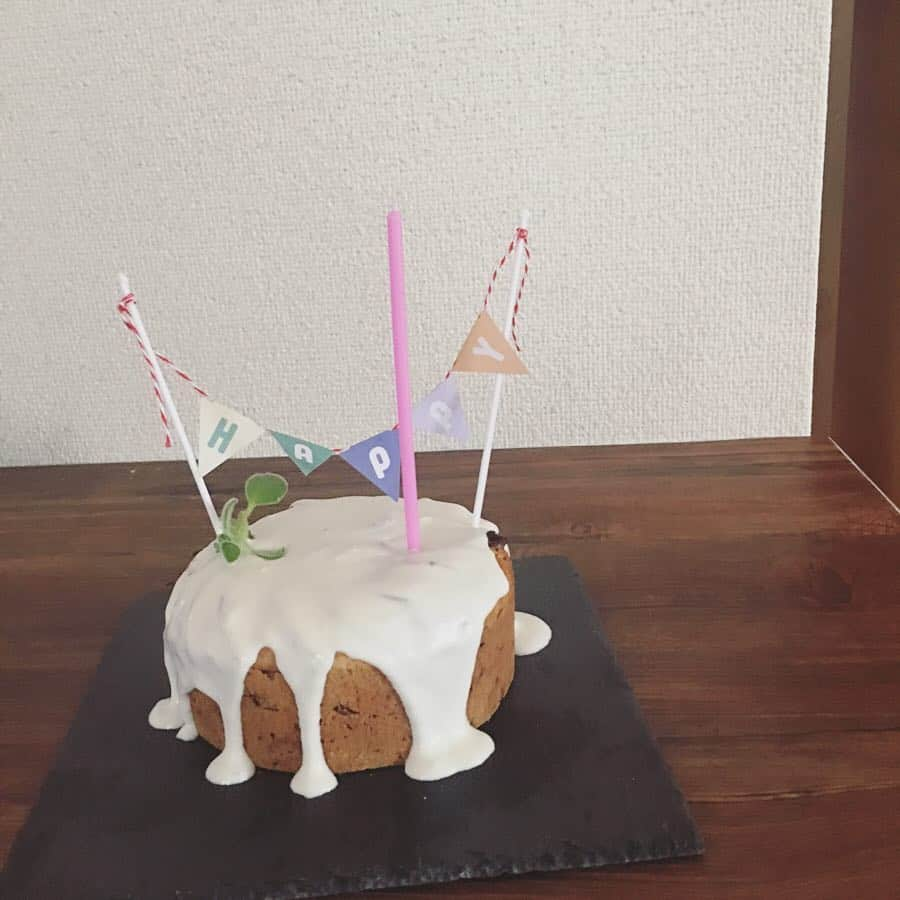 宮前真樹さんのインスタグラム写真 - (宮前真樹Instagram)「#うちの子記念日  せっかくなのでケーキを焼いたよ。  お砂糖ナシでお芋と林檎の米粉パウンド バターの代わりにココナッツオイルで風味付け。  地味なお菓子なので林檎スライスを並べたけど 雑だったわ…。 . . エルマーと一緒に食べられるケーキです🐕  クリームはココナッツミルクと 無糖ヨーグルトを水切りしたもの。  水切りの時間が足りず クリーム柔らか過ぎ… もう少しかたければ途中でクリームが止まるし もっとかためにすればフロスティングのようになり どちらも素朴で可愛らしいデコレーションになります。 というか…その予定が失敗したんだけど😂  お芋の甘さと林檎のほのかな酸味で お砂糖ナシでも美味しく食べれます。  人間用にはお皿に盛ってから シナモンとカルダモンのパウダーをパラリと。 ワインにも合いそう🍷 甘いのが好きならクリームを甘くすればOKね。 #犬ケーキ #犬ケーキ手作り #手作り犬おやつ #犬も人間も食べられるケーキ  #砂糖なしケーキ #バターなしケーキ #米粉のケーキ #ノンシュガーケーキ #グルテンフリーケーキ #エルマーの記録 #つまみ食いは特別な日だけだよ！ #お菓子作りは準備が大事 #準備8割仕上げ2割 #知らんけどw」3月30日 16時56分 - miyamaemaki0116