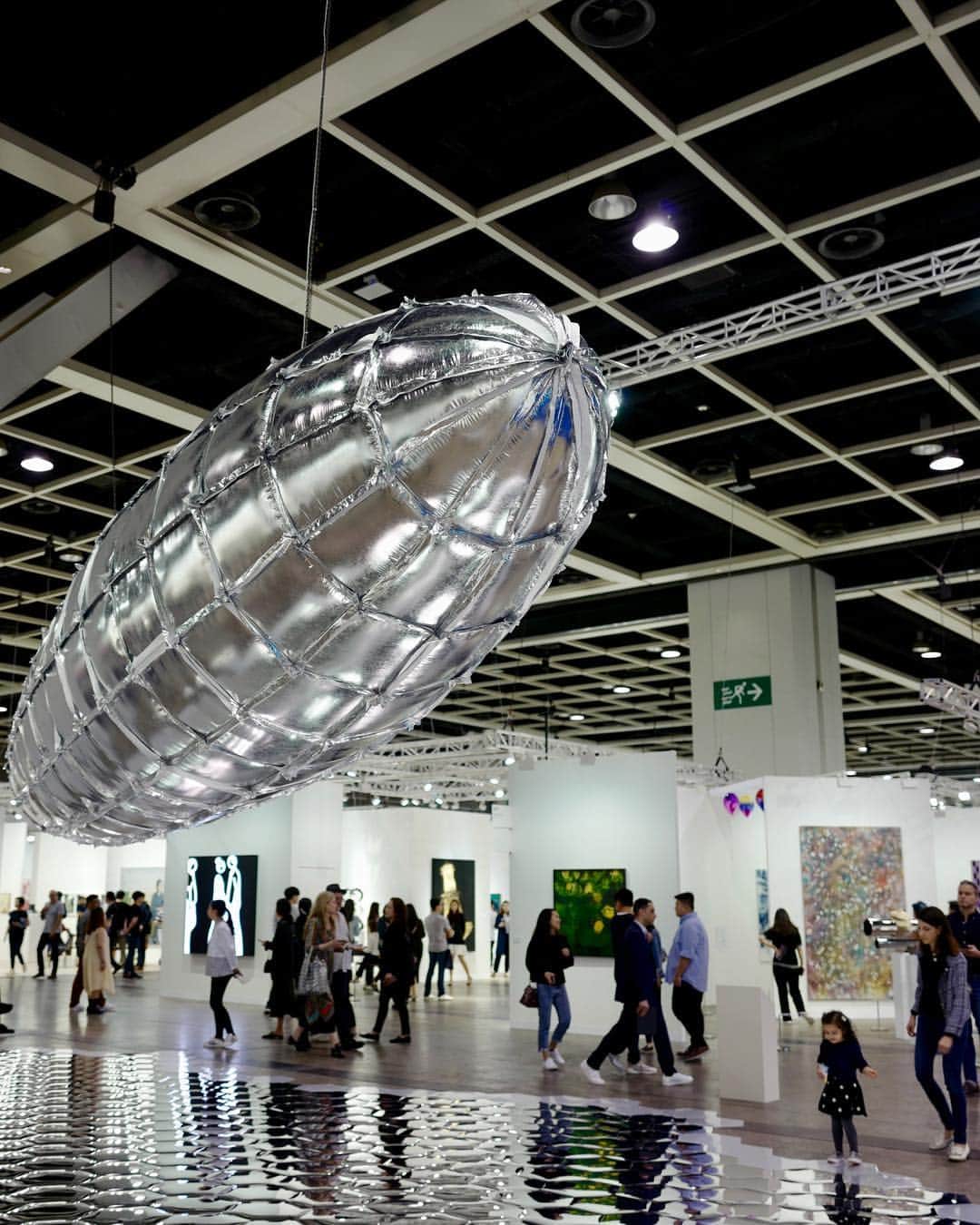 吉田拓巳のインスタグラム：「近年凄い盛り上がりのArt Basel Hong Kongへ。 規模と熱気も凄くて、チケットも入手困難状態！ 美術館レベルのアート作品から新進気鋭の作品までが集結！ これに合わせて街全体が面白くなり、ただのアートフェアではもはやない状態に！ 弾丸でも来るかいある！ #artbasel #artbaselhongkong」