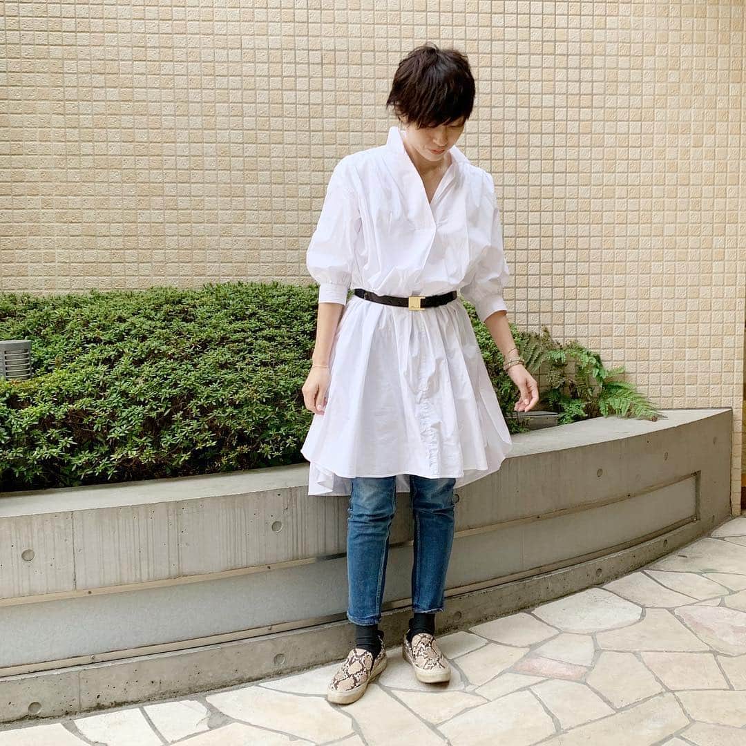 のインスタグラム：「ドレスシャツっぽく♡ GUで買いました。ハリもあってすごくいい！これならおしげなく着られる白シャツ。 . シャツ @gu_for_all_  デニム @upperhights  ベルト @maisonboinet  スリッポン @zara  アクセサリー #レスブリス . #アラフォーママ #アラフォーファッション #ママファッションプチプラ #ママスタイル #ママさんと繋がりたい #ママスタグラム #ワーキングママ #コーディネート #アラフォーコーディネート #アラフォーママコーデ #コーデ女子 #locari #jマダムのおしゃれ #春コーデ #白シャツコーデ #白シャツ」