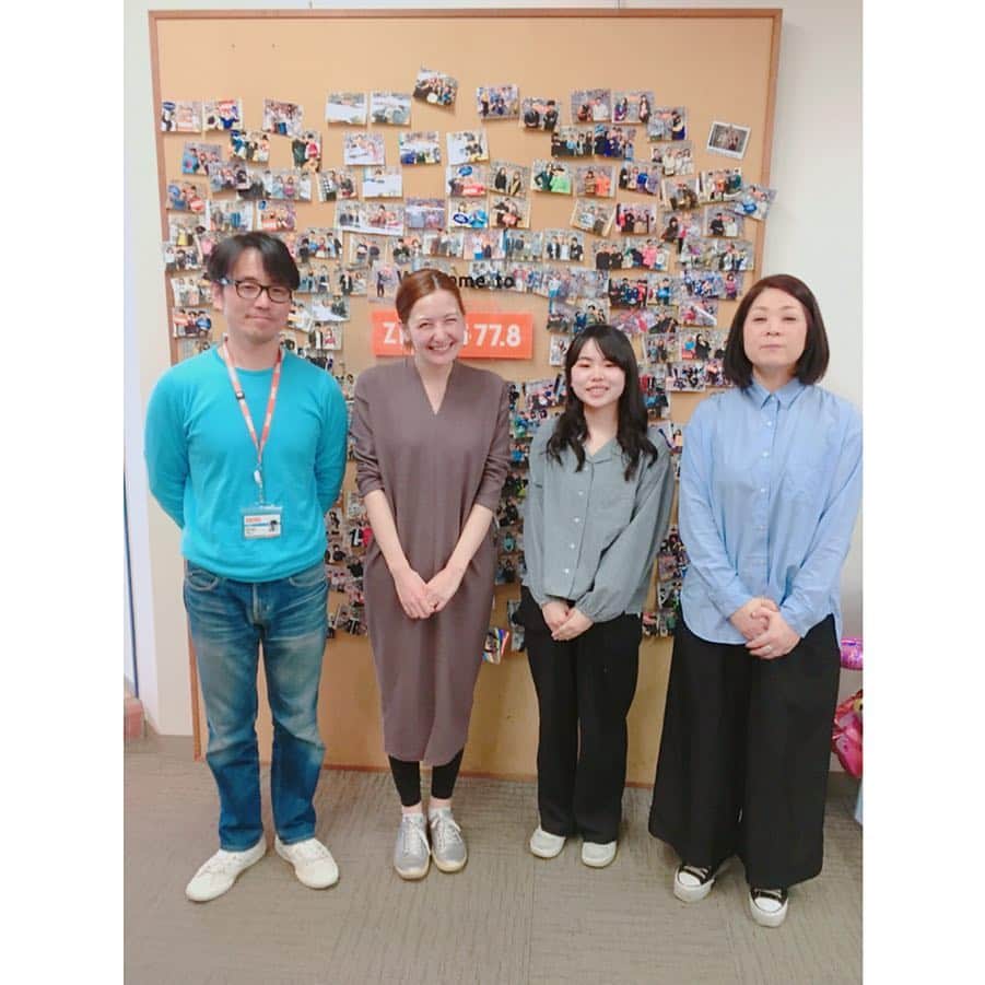 のインスタグラム：「久々のラジオ GOODYで仕事復帰と同時にバトンタッチでした☺️昨日聴いてくださった方ありがとうございました😊春からは高木マーガレットちゃんがGOODYナビゲートしていきます。よろしくね。  仕事復帰の緊張に気を取られ、昨日はなかなか考える余裕もなかったんだけど、3年間一緒に番組作ってきたチームの皆と離れるの、寂しいな！毎週番組後のランチで語り合うのがいつも楽しみでした🥰myxx-upの皆さまありがとうございました😊これからも遊びましょうねー😂  それにしても仕事復帰て、大変ですね！少しずつ準備してきましたが、気持ちと身体がついていきません😂男女関係なく、ブランクからの復帰に際してのストレスたるや、半端ない！同じ境遇の皆さま本当にお疲れ様です。これも経験ですね。沢山の人に助けていただき、感謝です。  4月からは土曜朝7時からのwakey wakey。こちらもチームが代わり、タイトルはそのままですが雰囲気は新しくなるでしょう。色んな人とご一緒出来るのがこの仕事の楽しみの１つ。ぜひ新しいwakey wakeyもよろしくね。  #zipfm #zipfmgoody」