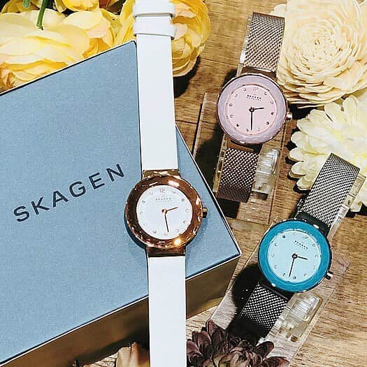 TiCTACさんのインスタグラム写真 - (TiCTACInstagram)「「SKAGEN」左・右 ¥18,000+tax 中¥20,000+tax 上品で洗練された印象の最新モデル。ファセットカットのベゼルやグリッツインデックス、光を受けて輝くディテールがフェミニンなアクセントになっています。 #skagen #スカーゲン #skagenwatch  #skagendenmark  #北欧デザイン #北欧スタイル #tictac #watch #チックタック時計店 #時計 #腕時計 #pairwatch  #ペアウォッチ #お揃いの時計 #おそろいの時計 #腕時計の贈り物  #誕生日プレゼント時計  #記念日プレゼント時計 #シンプルスタイル  #シンプルデザイン #クリスマスプレゼント時計 #時計クリスマスプレゼント #カラーアイテム #アクセントカラー #北欧時計 #チックタック長野ミドリ店  #トルク新宿ルミネエスト店 #チックタック町田東急ツインズ店」3月30日 11時30分 - tictac_press