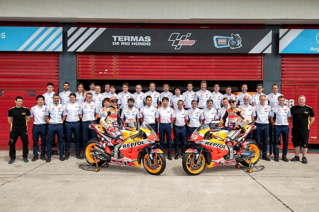 レプソル・ホンダさんのインスタグラム写真 - (レプソル・ホンダInstagram)「#Squad ⠀⠀⠀⠀⠀⠀⠀⠀⠀ #ArgentinaGP #25RepsolHonda #Repsol #MotoGP #Honda #Racing #RepsolHonda #HRC #RC213V #MM93 #JL99 #MarcMarquez #JorgeLorenzo #ThePowerOfDreams #Motorcycle #MM93🐜 #JL99😈 #Team #Win #TeamworkMakesTheDreamWork」3月30日 11時31分 - hrc_motogp