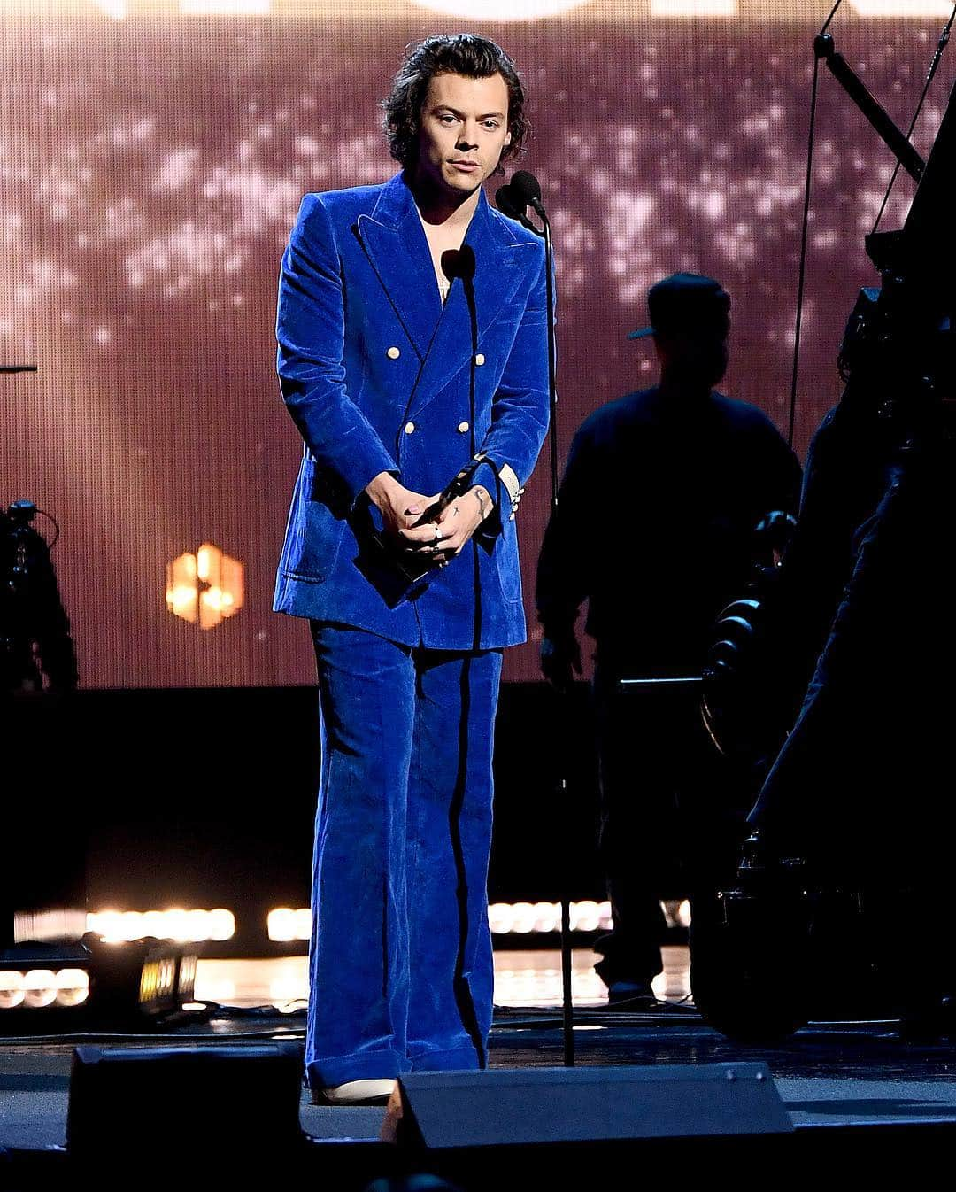 Just Jaredさんのインスタグラム写真 - (Just JaredInstagram)「@harrystyles in @gucci helps induct @stevienicks into the Rock & Roll Hall of Fame for the second time! #HarryStyles #StevieNicks Photos: Getty」3月30日 11時36分 - justjared