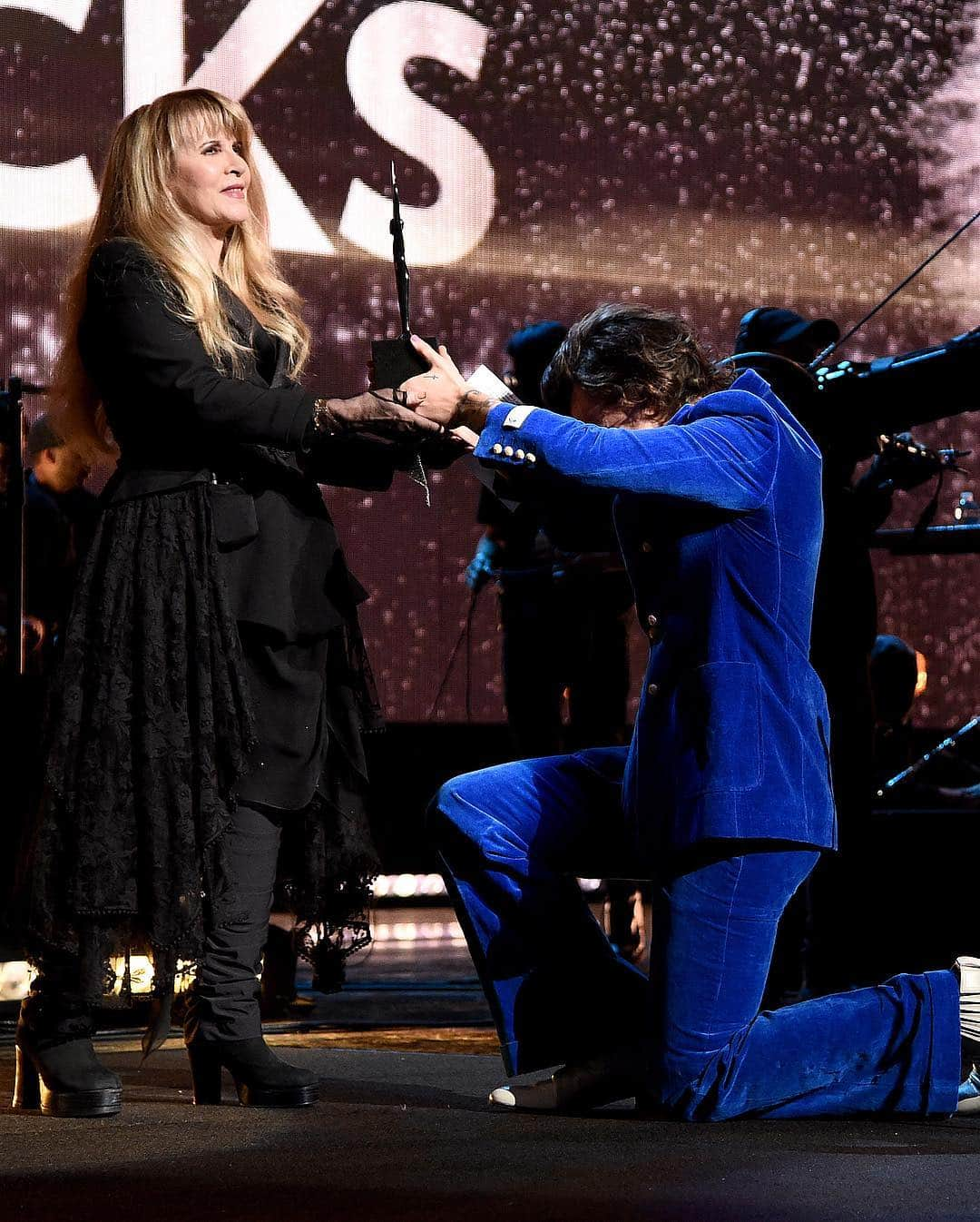 Just Jaredさんのインスタグラム写真 - (Just JaredInstagram)「@harrystyles in @gucci helps induct @stevienicks into the Rock & Roll Hall of Fame for the second time! #HarryStyles #StevieNicks Photos: Getty」3月30日 11時36分 - justjared