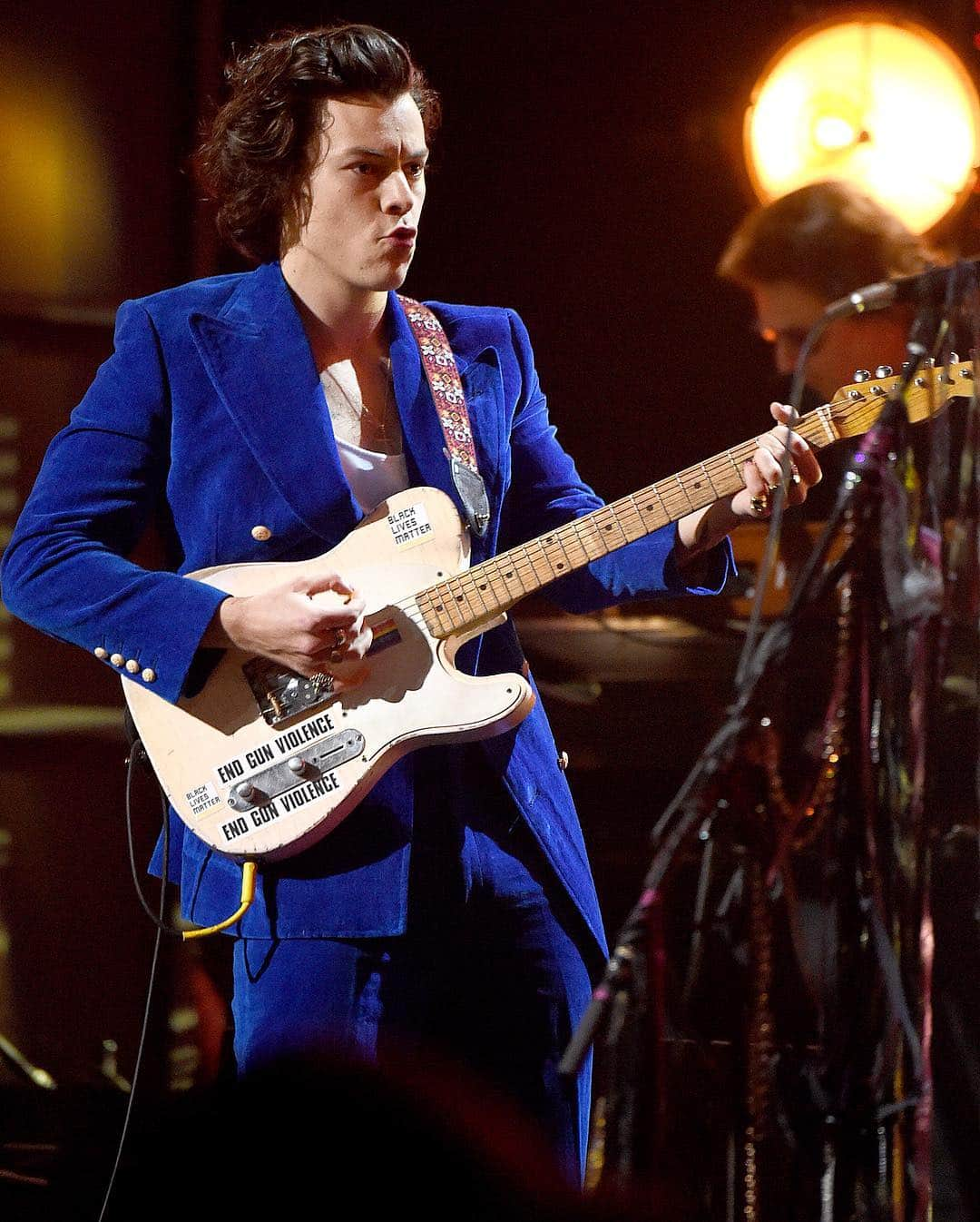 Just Jaredさんのインスタグラム写真 - (Just JaredInstagram)「@harrystyles in @gucci helps induct @stevienicks into the Rock & Roll Hall of Fame for the second time! #HarryStyles #StevieNicks Photos: Getty」3月30日 11時36分 - justjared