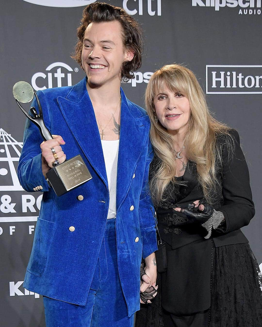 Just Jaredさんのインスタグラム写真 - (Just JaredInstagram)「@harrystyles in @gucci helps induct @stevienicks into the Rock & Roll Hall of Fame for the second time! #HarryStyles #StevieNicks Photos: Getty」3月30日 11時36分 - justjared