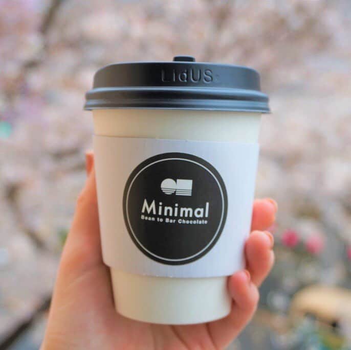 のインスタグラム：「. . 今週末はお花見日和ですね！お花見のお供に、チョコレートドリンクはいかがでしょうか？ . 濃厚なカカオを堪能できる温かい「ホットチョコレート」や、飲むオランジェットのような冷たい炭酸ドリンク「チョコレートソーダ」などご用意しています。 . チョコレートとスパイスを楽しめる「チョコレートチャイ」は、明日3/31までです！定番化をご希望いただく声も多い1ヶ月限定ドリンクです。ラストチャンスにぜひご賞味ください。 . 本日も全店舗で営業をしていますので、お散歩がてら遊びに来てください。チョコレートドリンクは富ヶ谷本店・銀座店・東武池袋店でご用意しています。 . . #MinimalChocolate #MinimalBeanToBarChocolate #BeanToBar #BeanToBarChocolate #craftchocolate #tomigaya #ミニマルチョコレート #ミニマルビーントゥバーチョコレート #ビーントゥバー #板チョコレート #クラフトチョコレート #シングルオリジンチョコレート #カカオ #富ヶ谷 #奥渋 #奥渋谷 #代々木八幡 #cacao #チョコレート専門店」