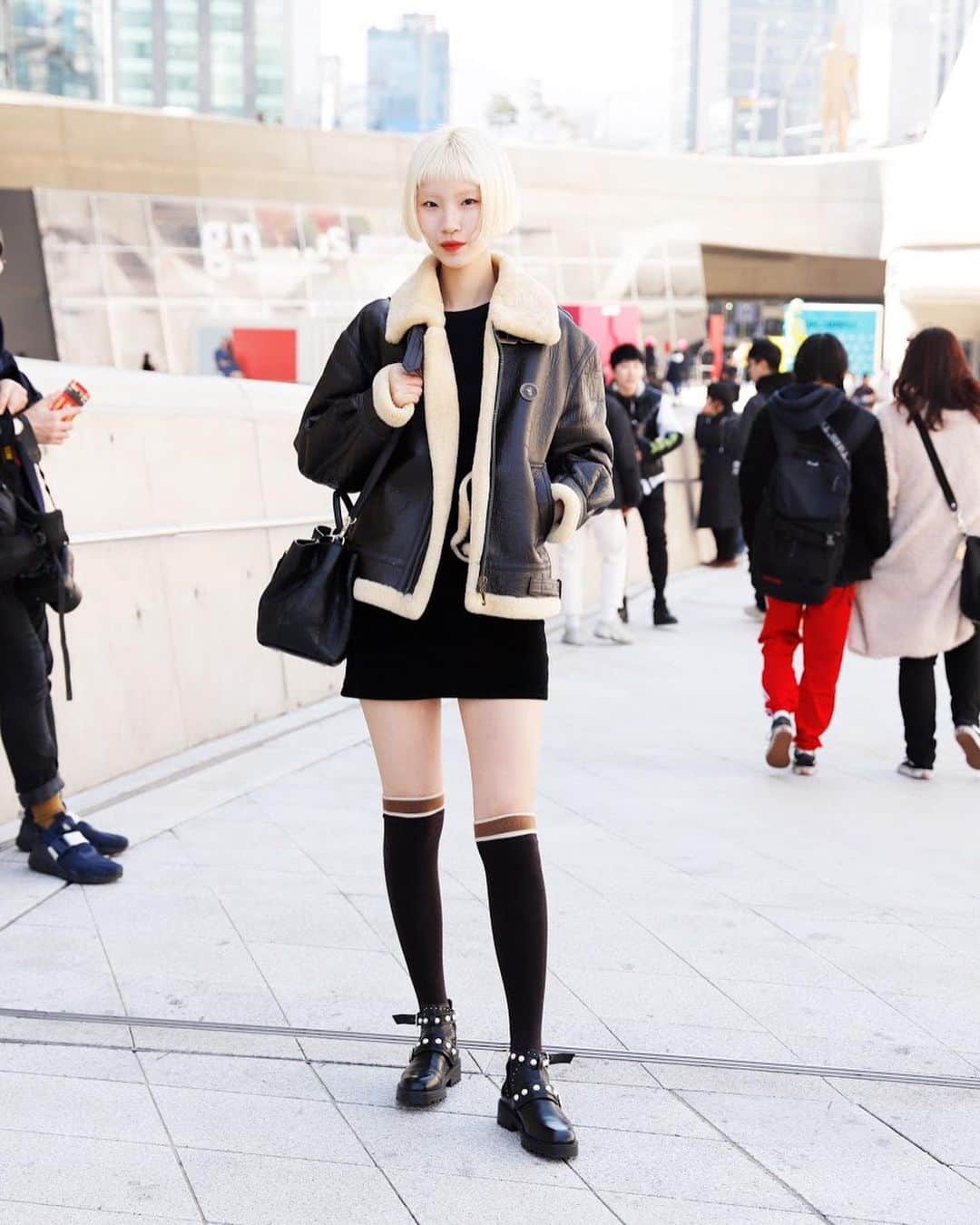 のインスタグラム：「KOREA STREET SNAP @drop_korea  #streetstyle#droptokyo#streetscene#streetfashion#streetwear#streetculture#fashion#shibuya#film#korea#서울패션위크#sfw#오오티디#패션스타그램#morethandope #portrait#seoulFashionWeek#가로수길#이태원#사진  Photography: @yuri_horie_」