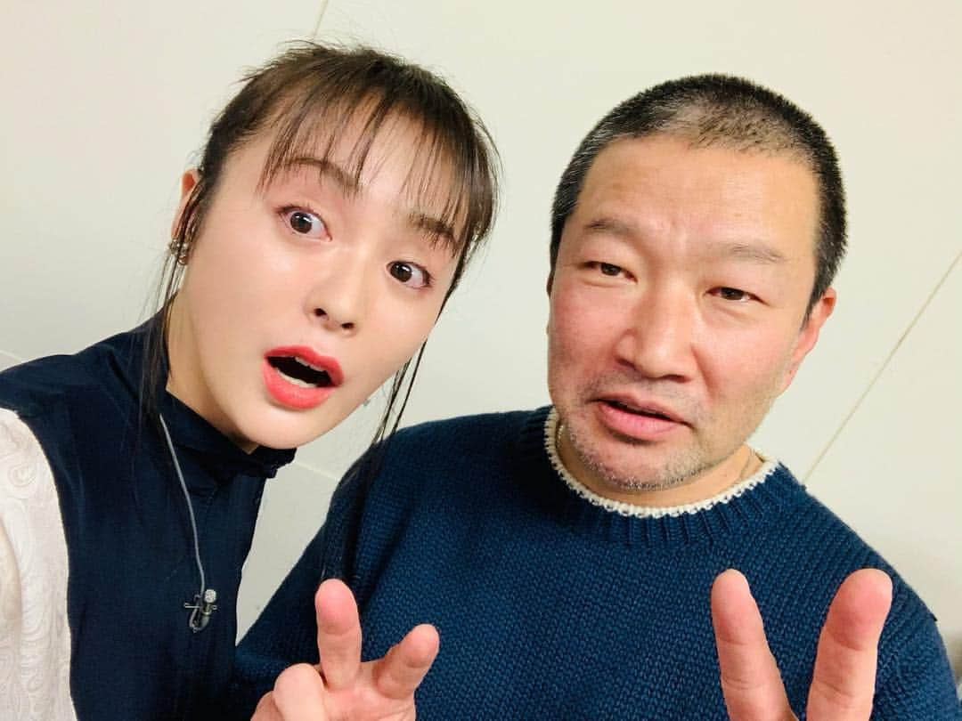 貫地谷しほりさんのインスタグラム写真 - (貫地谷しほりInstagram)「朝ドラ100作 全部見せますを見てくださって ありがとうございました！ チコちゃんは5歳なのに本当に色々知っていて凄かったです（笑） 収録の日は分かりませんでしたが『ちりとてちん』8位に選ばれたのですね。 今朝の朝ドラ100作の名シーンでは『ちりとてちん』のあのシーンが1位になったなんて。 本当に素晴らしい朝ドラに関われたのだなと終わって12年経つ今、改めて思いました。 昨日『なつぞら』の収録が終わった後、朝ドラ関係の取材だったのですが、そこでも色々思い出して感極まって泣いてしまいました。 それを見て泣いてる記者さんもおられて。 本当すみません。笑 ちりとてちんの事となると毎回こうなってしまう。 いまだ成長過程にある私B子。 そんな私を受け入れてくれる周りの方々。 あのドラマのおかげで気づきが多い毎日です。 写真はチコちゃ、、いや、キム兄と。笑 もう一枚は先日舞台観に行ったらキッチュさんと松永さんが。 みんなちりとてちんに出てくる愛すべき人たちです。 たくさん素晴らしい作品がある中でこうして今だ愛してくれて、ありがとうこざいます。 あぁ、観てない方にも是非観てもらいたいなぁ。 #朝ドラ #連続テレビ小説 #ちりとてちん #木村祐一 #松尾貴史 #松永玲子 #大好き #感謝 #皆さま #ありがとうこざいます」3月30日 11時48分 - shihori_kanjiya