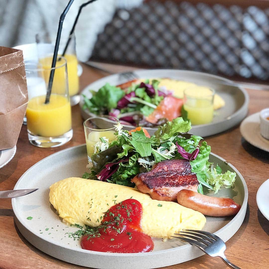 石川理咲子さんのインスタグラム写真 - (石川理咲子Instagram)「#朝活 #朝ごはん #breakfast  @nanri_miki にオススメされた 「いつかティファニーで朝食を」 というマンガを読んでいたら 美味しい朝ご飯が食べたくて食べたくて... 美女と朝活してきました☀︎ ・ ・ ふわっふわのオムレツも、焼きたてのパンも 最高に美味しかった〜🥺💓 まさに求めていた、絵に描いたような朝ごはん！笑 時間を有効に使えるし、朝活ハマりそうです♡」3月30日 11時49分 - rsk_0315