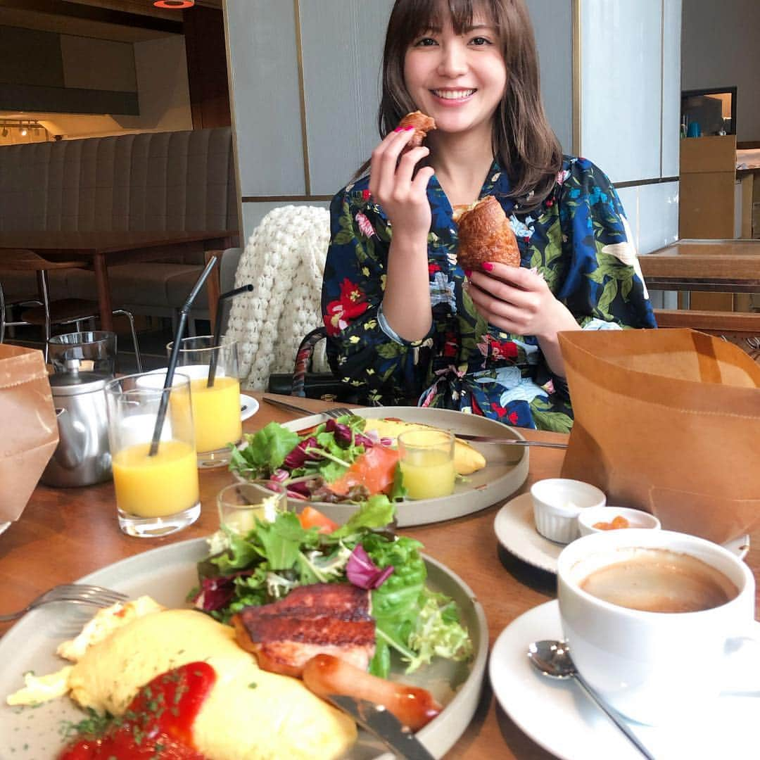 石川理咲子さんのインスタグラム写真 - (石川理咲子Instagram)「#朝活 #朝ごはん #breakfast  @nanri_miki にオススメされた 「いつかティファニーで朝食を」 というマンガを読んでいたら 美味しい朝ご飯が食べたくて食べたくて... 美女と朝活してきました☀︎ ・ ・ ふわっふわのオムレツも、焼きたてのパンも 最高に美味しかった〜🥺💓 まさに求めていた、絵に描いたような朝ごはん！笑 時間を有効に使えるし、朝活ハマりそうです♡」3月30日 11時49分 - rsk_0315