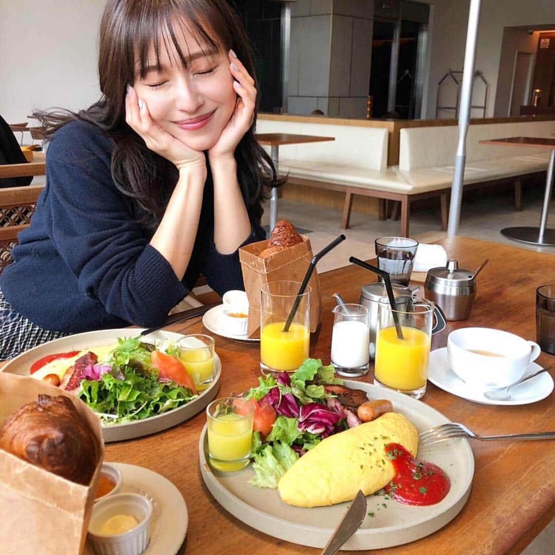 石川理咲子さんのインスタグラム写真 - (石川理咲子Instagram)「#朝活 #朝ごはん #breakfast  @nanri_miki にオススメされた 「いつかティファニーで朝食を」 というマンガを読んでいたら 美味しい朝ご飯が食べたくて食べたくて... 美女と朝活してきました☀︎ ・ ・ ふわっふわのオムレツも、焼きたてのパンも 最高に美味しかった〜🥺💓 まさに求めていた、絵に描いたような朝ごはん！笑 時間を有効に使えるし、朝活ハマりそうです♡」3月30日 11時49分 - rsk_0315