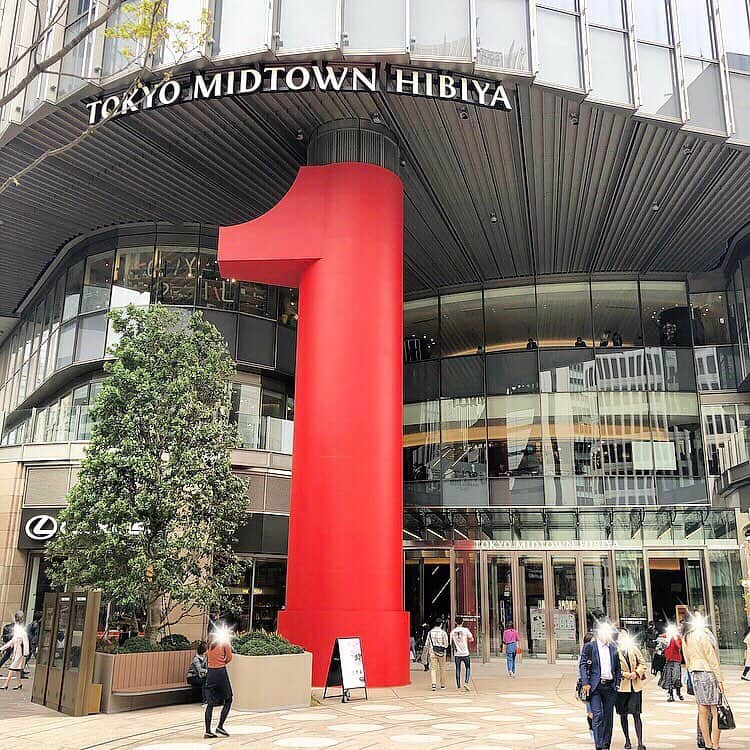 chiyo1173さんのインスタグラム写真 - (chiyo1173Instagram)「❤︎❤︎❤︎ TOKYO MIDTOWN HIBIYA  1st Anniversary✨✨ ・ ・ #東京ミッドタウン日比谷 が3月29日に一周年を迎え、様々なイベントを開催しているとの事で行ってきました⑅◡̈* ・ ・ 東京ミッドタウン日比谷には、大好きなシューズブランド @pellico_japan が入っていたり、 @threecosmetics などの好きなコスメブランドも 集結しているので、普段からよく行く場所。 ・ ・ 一周年を記念して、メインエントランスには 巨大な「１」のオブジェが！(写真8枚目) エントランス前は沢山のお花で彩られたフォトスポットも出現していて、とても素敵でした🌼🌸🌼🌸 ・ ・ せっかくなので、限定メニューも堪能。 B1にあるパティスリー @de_limmo の淡雪苺のパフェ🍓 苺たっぷり、甘酸っぱくて、とても美味しかったです。(写真5枚目) ・ ・ 他にも限定グッズや限定メニュー、 素敵な記念イベントが盛りだくさん✨✨ 1st Anniversaryイベントは、 4月14日(日)まで開催しているので、 お近くの方は是非足を運んでみてくださいね！ 詳しい情報は @hibicore でもチェックできますよ♪♪ ・ ・ #ヒビコレ #日比谷 #ミッドタウン #PR #1周年 #いちご #いちごパフェ#コスメ #限定コスメ#スイーツ #beaustagrammer #ビュースタグラマー」3月30日 11時51分 - chiyo1173