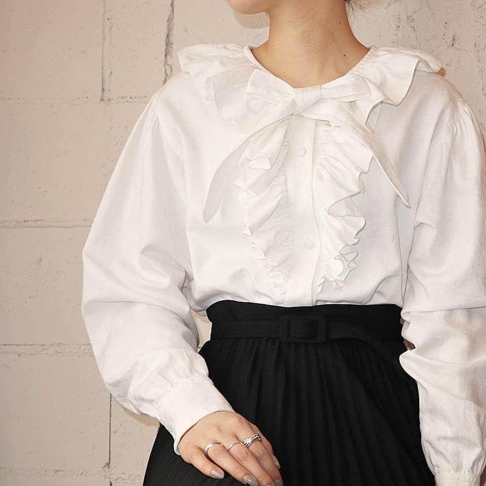吉祥寺 古着屋 Orfeoのインスタグラム：「Vintage Raffled White Blouse  #Orfeo #Kichijoji #Tokyo #vintage #used #fashion #coodinate #outfits  掲載商品のお問い合わせはメールにて承っております。コメント、DMでのお問い合わせは受け付けておりませんのでご了承ください。」