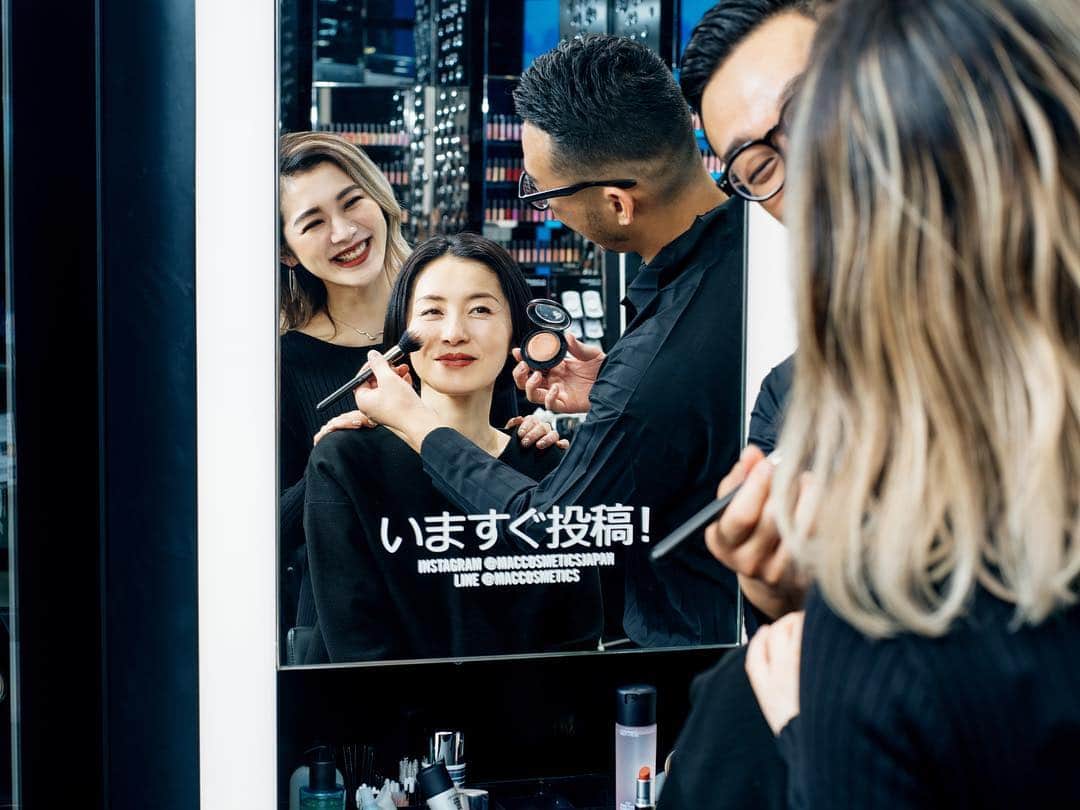 M∙A∙C Cosmetics Japanのインスタグラム：「⠀ #MACJapan20 M·A·C が日本に初上陸してちょうど 20年 全ての人種、全ての性別、全ての年齢のために をモットーに、個性豊かなスタッフが働いています ⠀ メイクアップスキルの高い M·A·C アーティストが ゙お客様の個性を活かして、 お一人おひとりに合ったルックをカスタマイズいたします。 いつでもお気軽にご来店ください。 ⠀ ⠀ M·A·C ARTIST MIURA HARA CHIE MIYAZAKI YOSHIHIDE NORIMATSU PHOTO: @takaki_iwata ⠀ ⠀ ⠀ ⠀ ⠀ ⠀ #MACCosmeticsJapan #MACコスメ #MACCosmetics #MACArtistChallenge #MyArtistCommunityJP #MAC #コスメ #メイク #タッチアップ #メイクアップ #メイクアップサービス #チーク #MACチーク #ブラシ #MACブラシ #シェアコスメ」