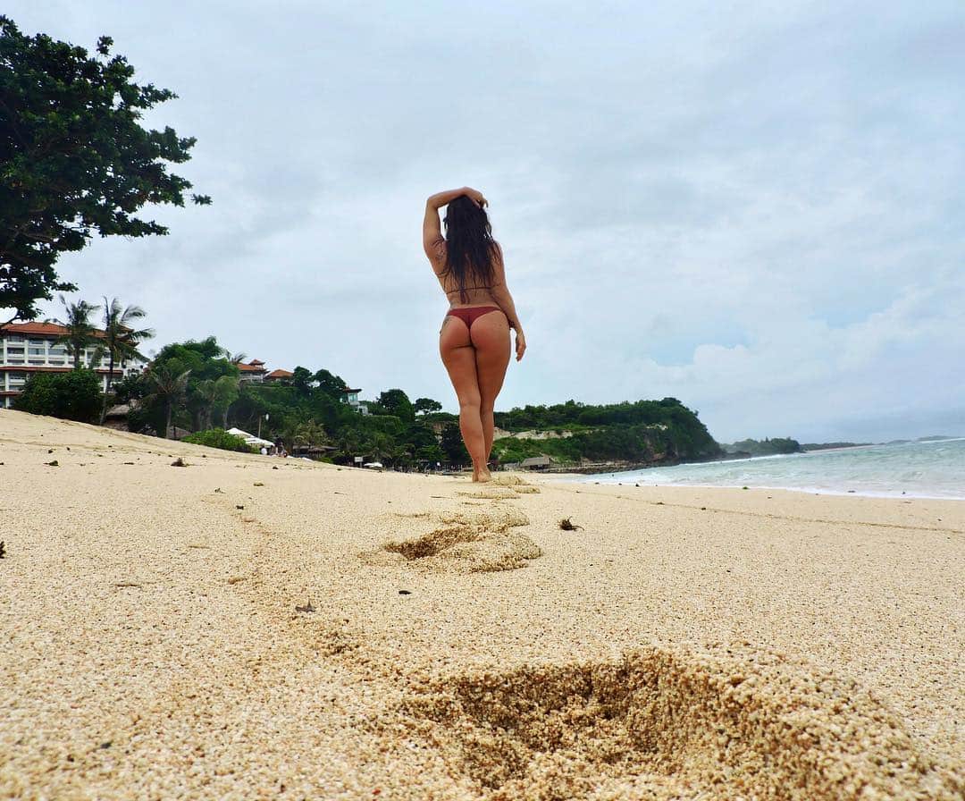 マッケンジー・ダーンのインスタグラム：「👣」