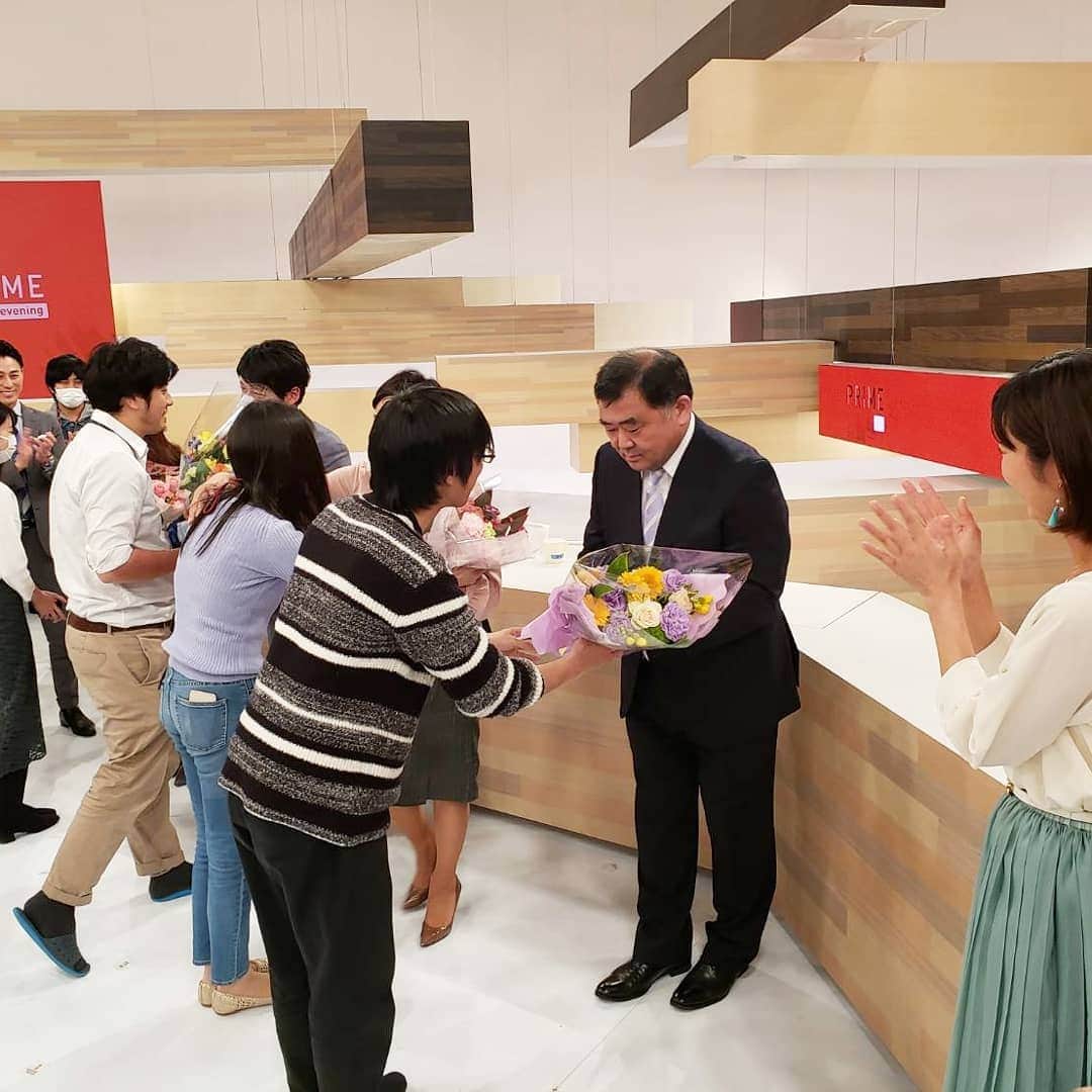 酒井千佳さんのインスタグラム写真 - (酒井千佳Instagram)「* プライムニュースイブニング最終回でした。  キャスターのみなさんも スタッフのみなさんも とても優しくてあたたかくて 本当に大好きな番組でした。  いつも明るく楽しく そして力強く支えてくださった 倉田さん島田さんと もうご一緒できないと思うと寂しくて 番組終了後に大号泣しちゃいました笑。  一年間見てくださったみなさま どうもありがとうございました。  来週からはLive News it 引き続き頑張って参ります。  今後もフジテレビの夕方をよろしくお願いいたします。  #最終回 #プライムニュースイブニング  #フジテレビ  #livenewsit」3月30日 12時08分 - sakaichikaaaa