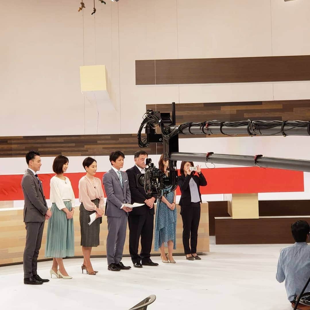 酒井千佳さんのインスタグラム写真 - (酒井千佳Instagram)「* プライムニュースイブニング最終回でした。  キャスターのみなさんも スタッフのみなさんも とても優しくてあたたかくて 本当に大好きな番組でした。  いつも明るく楽しく そして力強く支えてくださった 倉田さん島田さんと もうご一緒できないと思うと寂しくて 番組終了後に大号泣しちゃいました笑。  一年間見てくださったみなさま どうもありがとうございました。  来週からはLive News it 引き続き頑張って参ります。  今後もフジテレビの夕方をよろしくお願いいたします。  #最終回 #プライムニュースイブニング  #フジテレビ  #livenewsit」3月30日 12時08分 - sakaichikaaaa
