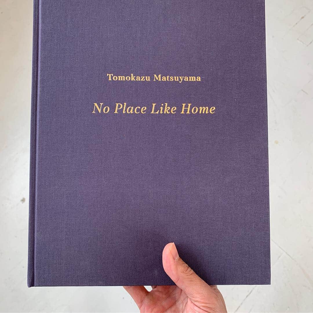 松山智一のインスタグラム：「My latest exhibition catalogue was released late last year and can be purchased at @zidounbossuytgallery . just in love with the traditional art publication finish. thanks to @christopheremy for designing the book and @hollisGoodall for the lovely academic essay. And my gallery for this occasion🙏🙏🙏 時差あっての投稿ですが、最新の画集/展覧会図録紹介します。伝統的な欧米風の画集デザインを捻ってもらった。」