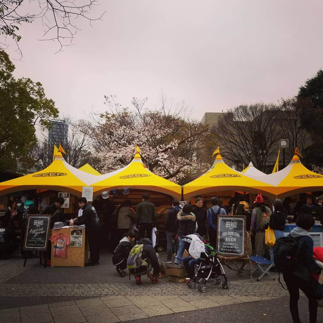 山下晃和さんのインスタグラム写真 - (山下晃和Instagram)「【LIFE】待ちに待ったKEEN FEST TOKYO！  キャンプ、アウトドア、登山、ハイキングに最適なファッショナブル、フットウェアKEENが輩出するスペシャルフュージョン音楽イベント！  6土、7日やっています  各ブースの面白ワークショップに、豪華なご飯の出店、スペシャルゲストのアーティストによる音楽と。 子供も大人も楽しめるイベントですよ〜  そして、サンダルや靴が信じられない安さで出ています！その売上のうちの半分がチャリティーに。 西表島の森林になります。こういったアウトドアブランドが、環境のことを考え、遊びのフィールドを守ることは模範中の模範だと思います  ただのファッションシューズではないってなわけ！！ 桜もちらほら咲いていますし、ちょっぴり寒いですが、コーヒーがすこぶる旨いので☕是が非でも足を運んでくださいませ！入場無料です、ありえないです。  #keenambassador #keenfesttyo #keenfest #keen #今日もKEENを履かなくちゃ #camp #outdoor #yoyogipark #tokyo #music #KEENがこんなに安くて良いの #そうかチャリティだからだね #そのへんの太っ腹感は #やはりトップブランドです #爆買いしちゃう #音楽フェス #野フェス #iriomote #iriomoteyamaneko」3月30日 12時20分 - travel_akikazoo