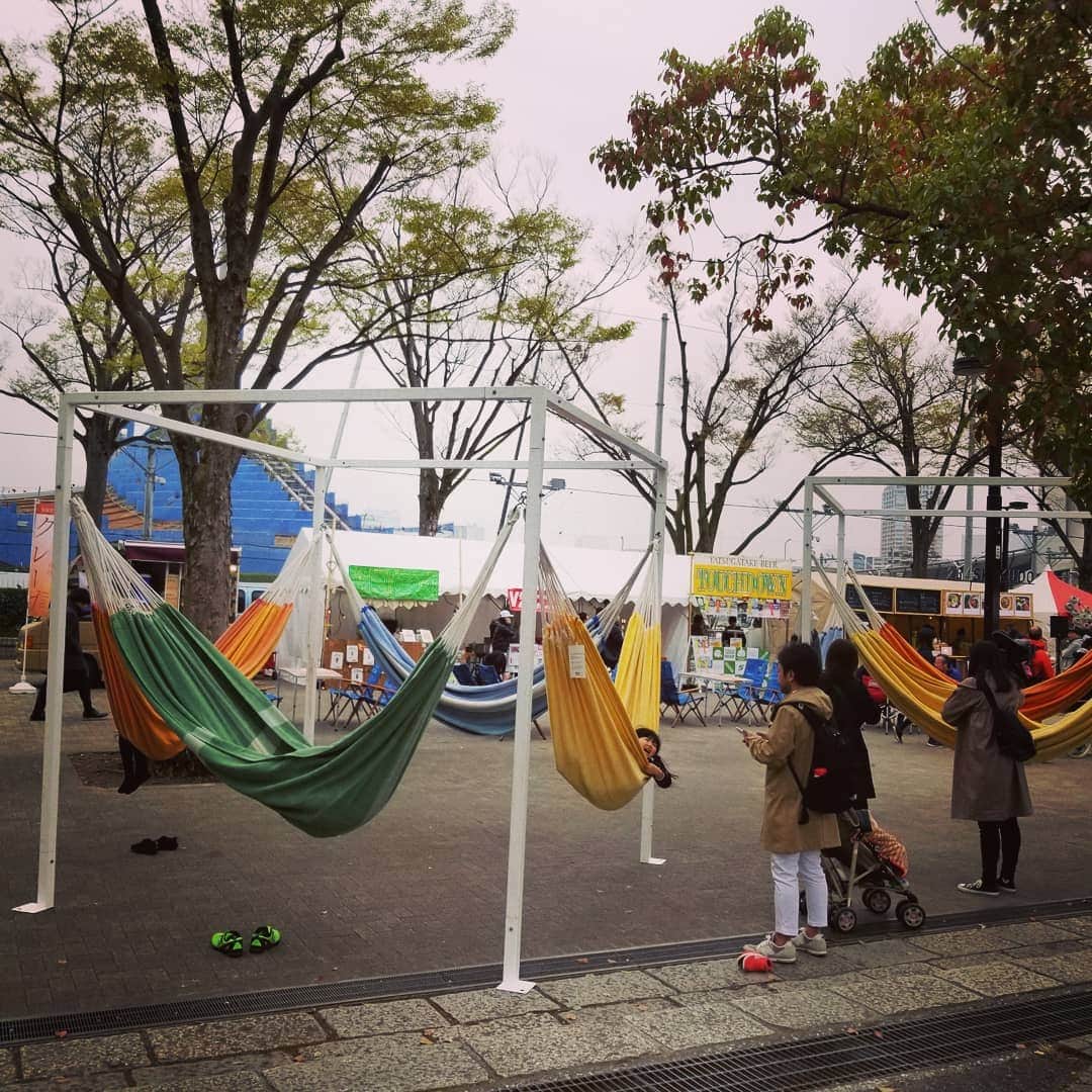 山下晃和さんのインスタグラム写真 - (山下晃和Instagram)「【LIFE】待ちに待ったKEEN FEST TOKYO！  キャンプ、アウトドア、登山、ハイキングに最適なファッショナブル、フットウェアKEENが輩出するスペシャルフュージョン音楽イベント！  6土、7日やっています  各ブースの面白ワークショップに、豪華なご飯の出店、スペシャルゲストのアーティストによる音楽と。 子供も大人も楽しめるイベントですよ〜  そして、サンダルや靴が信じられない安さで出ています！その売上のうちの半分がチャリティーに。 西表島の森林になります。こういったアウトドアブランドが、環境のことを考え、遊びのフィールドを守ることは模範中の模範だと思います  ただのファッションシューズではないってなわけ！！ 桜もちらほら咲いていますし、ちょっぴり寒いですが、コーヒーがすこぶる旨いので☕是が非でも足を運んでくださいませ！入場無料です、ありえないです。  #keenambassador #keenfesttyo #keenfest #keen #今日もKEENを履かなくちゃ #camp #outdoor #yoyogipark #tokyo #music #KEENがこんなに安くて良いの #そうかチャリティだからだね #そのへんの太っ腹感は #やはりトップブランドです #爆買いしちゃう #音楽フェス #野フェス #iriomote #iriomoteyamaneko」3月30日 12時20分 - travel_akikazoo