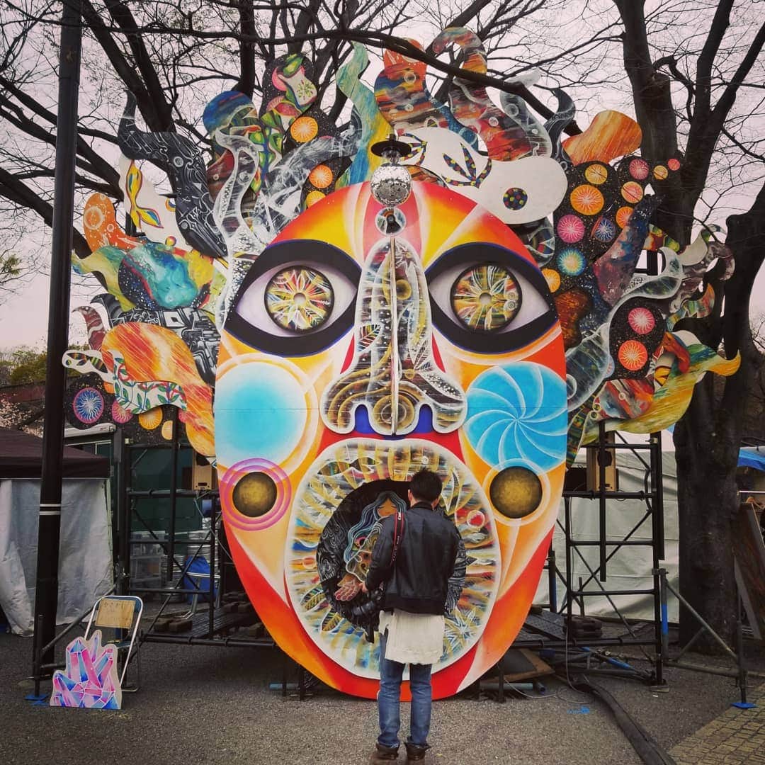 山下晃和さんのインスタグラム写真 - (山下晃和Instagram)「【LIFE】待ちに待ったKEEN FEST TOKYO！  キャンプ、アウトドア、登山、ハイキングに最適なファッショナブル、フットウェアKEENが輩出するスペシャルフュージョン音楽イベント！  6土、7日やっています  各ブースの面白ワークショップに、豪華なご飯の出店、スペシャルゲストのアーティストによる音楽と。 子供も大人も楽しめるイベントですよ〜  そして、サンダルや靴が信じられない安さで出ています！その売上のうちの半分がチャリティーに。 西表島の森林になります。こういったアウトドアブランドが、環境のことを考え、遊びのフィールドを守ることは模範中の模範だと思います  ただのファッションシューズではないってなわけ！！ 桜もちらほら咲いていますし、ちょっぴり寒いですが、コーヒーがすこぶる旨いので☕是が非でも足を運んでくださいませ！入場無料です、ありえないです。  #keenambassador #keenfesttyo #keenfest #keen #今日もKEENを履かなくちゃ #camp #outdoor #yoyogipark #tokyo #music #KEENがこんなに安くて良いの #そうかチャリティだからだね #そのへんの太っ腹感は #やはりトップブランドです #爆買いしちゃう #音楽フェス #野フェス #iriomote #iriomoteyamaneko」3月30日 12時20分 - travel_akikazoo