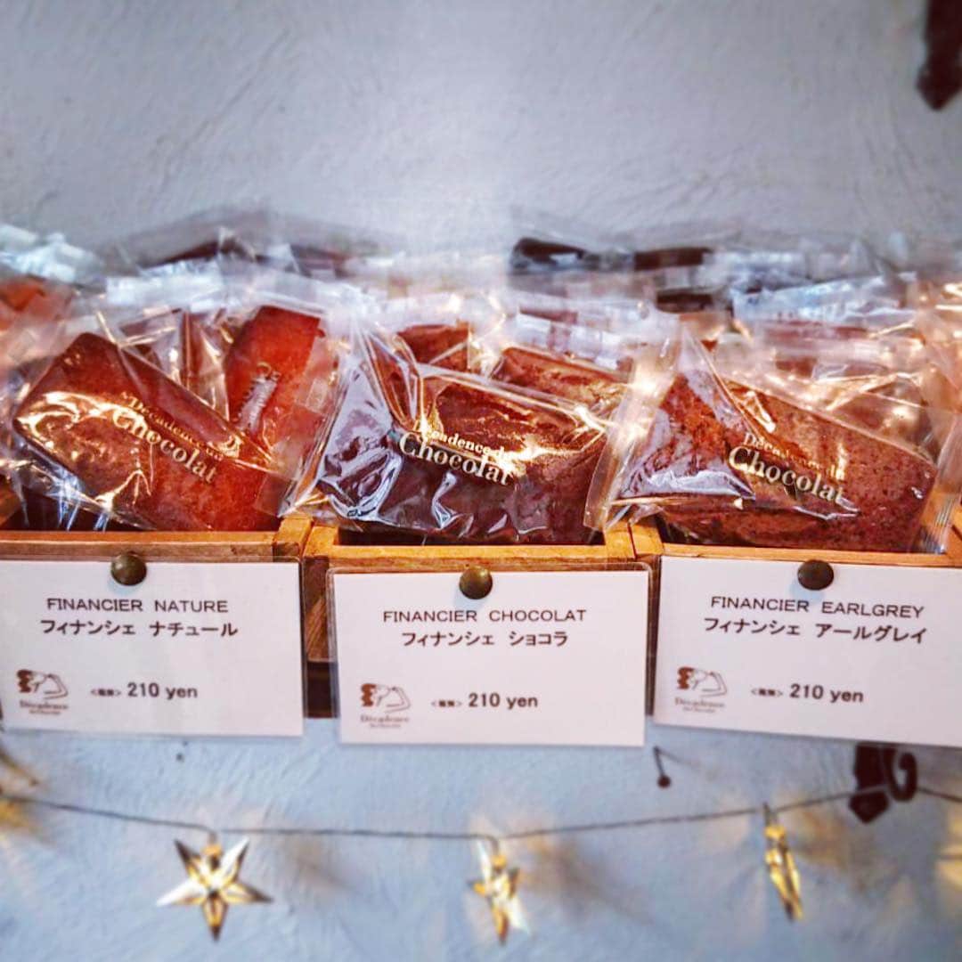 Decadence du Chocolatさんのインスタグラム写真 - (Decadence du ChocolatInstagram)「パティシエが１つ１つ心を込めて焼いた#ケーク  #フィナンシェ  #マドレーヌ  などの#焼き菓子  も沢山ご用意しております✨  お日持ちもするので、贈り物にもぜひ🎁🎁 おすすめは、#発酵バター をたっぷり使った#フィナンシェ ！！ 風味豊かで、しっとり。とってもおいしいです😄💕 #デカダンスドュショコラ  #デカダンス  #チョコレート  #ショコラティエ #茗荷谷 #銀座 #新宿」3月30日 12時14分 - decadence_du_chocolat