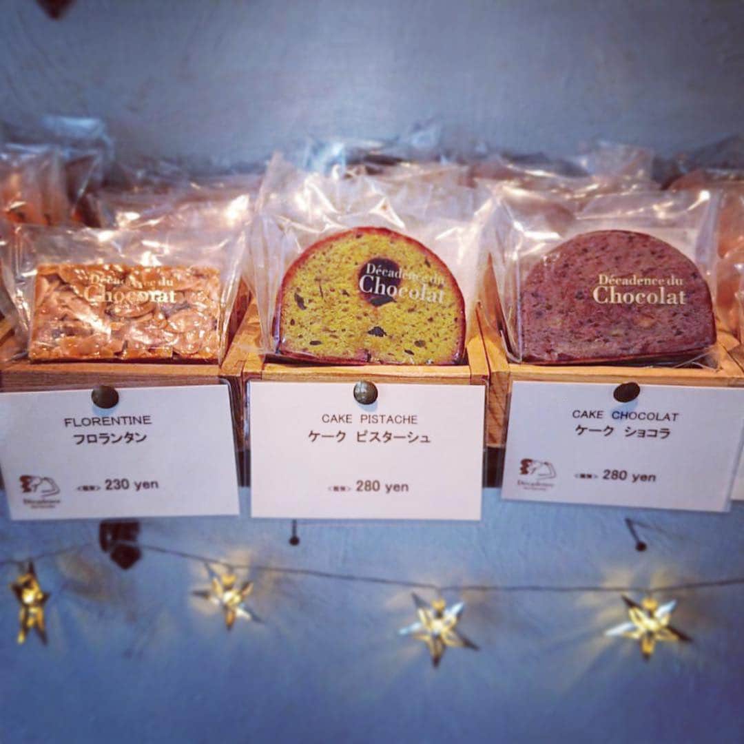 Decadence du Chocolatさんのインスタグラム写真 - (Decadence du ChocolatInstagram)「パティシエが１つ１つ心を込めて焼いた#ケーク  #フィナンシェ  #マドレーヌ  などの#焼き菓子  も沢山ご用意しております✨  お日持ちもするので、贈り物にもぜひ🎁🎁 おすすめは、#発酵バター をたっぷり使った#フィナンシェ ！！ 風味豊かで、しっとり。とってもおいしいです😄💕 #デカダンスドュショコラ  #デカダンス  #チョコレート  #ショコラティエ #茗荷谷 #銀座 #新宿」3月30日 12時14分 - decadence_du_chocolat