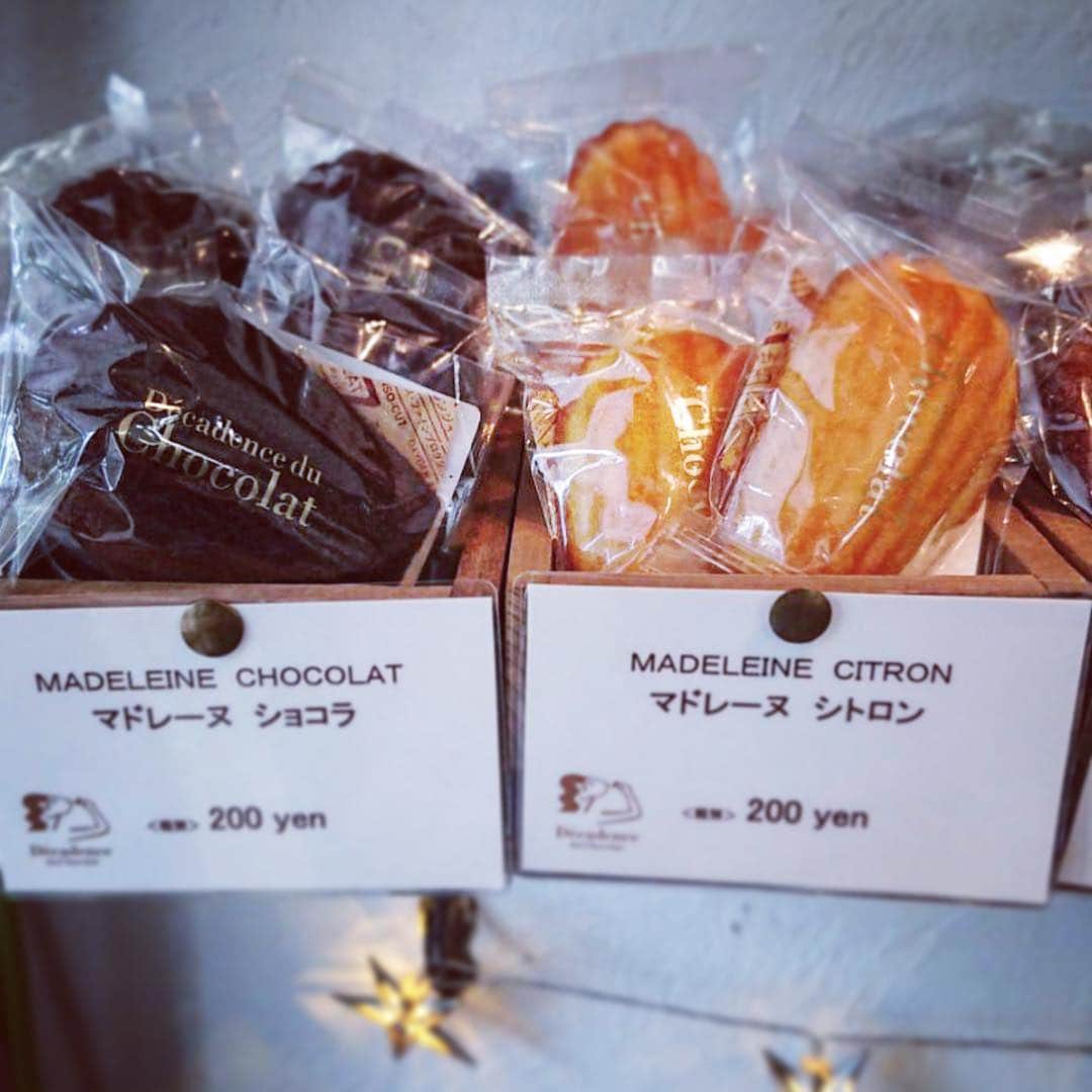Decadence du Chocolatさんのインスタグラム写真 - (Decadence du ChocolatInstagram)「パティシエが１つ１つ心を込めて焼いた#ケーク  #フィナンシェ  #マドレーヌ  などの#焼き菓子  も沢山ご用意しております✨  お日持ちもするので、贈り物にもぜひ🎁🎁 おすすめは、#発酵バター をたっぷり使った#フィナンシェ ！！ 風味豊かで、しっとり。とってもおいしいです😄💕 #デカダンスドュショコラ  #デカダンス  #チョコレート  #ショコラティエ #茗荷谷 #銀座 #新宿」3月30日 12時14分 - decadence_du_chocolat
