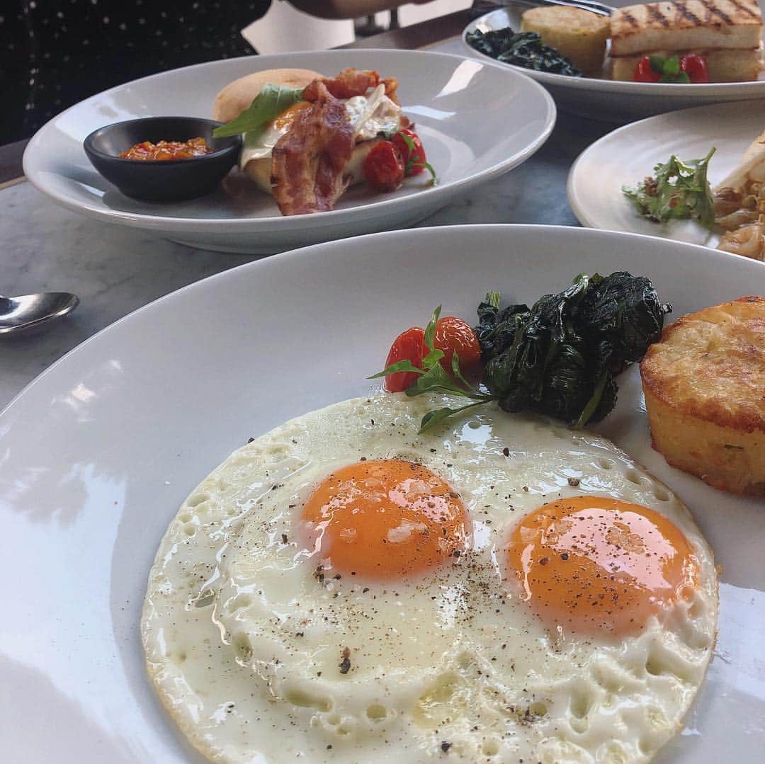 鬼辻麻衣さんのインスタグラム写真 - (鬼辻麻衣Instagram)「朝ごはん 🍳 ☕️ ・ ・ やっぱりパッタイは安定でおいしい。 #breakfast #bangkok」3月30日 12時15分 - kitsumai