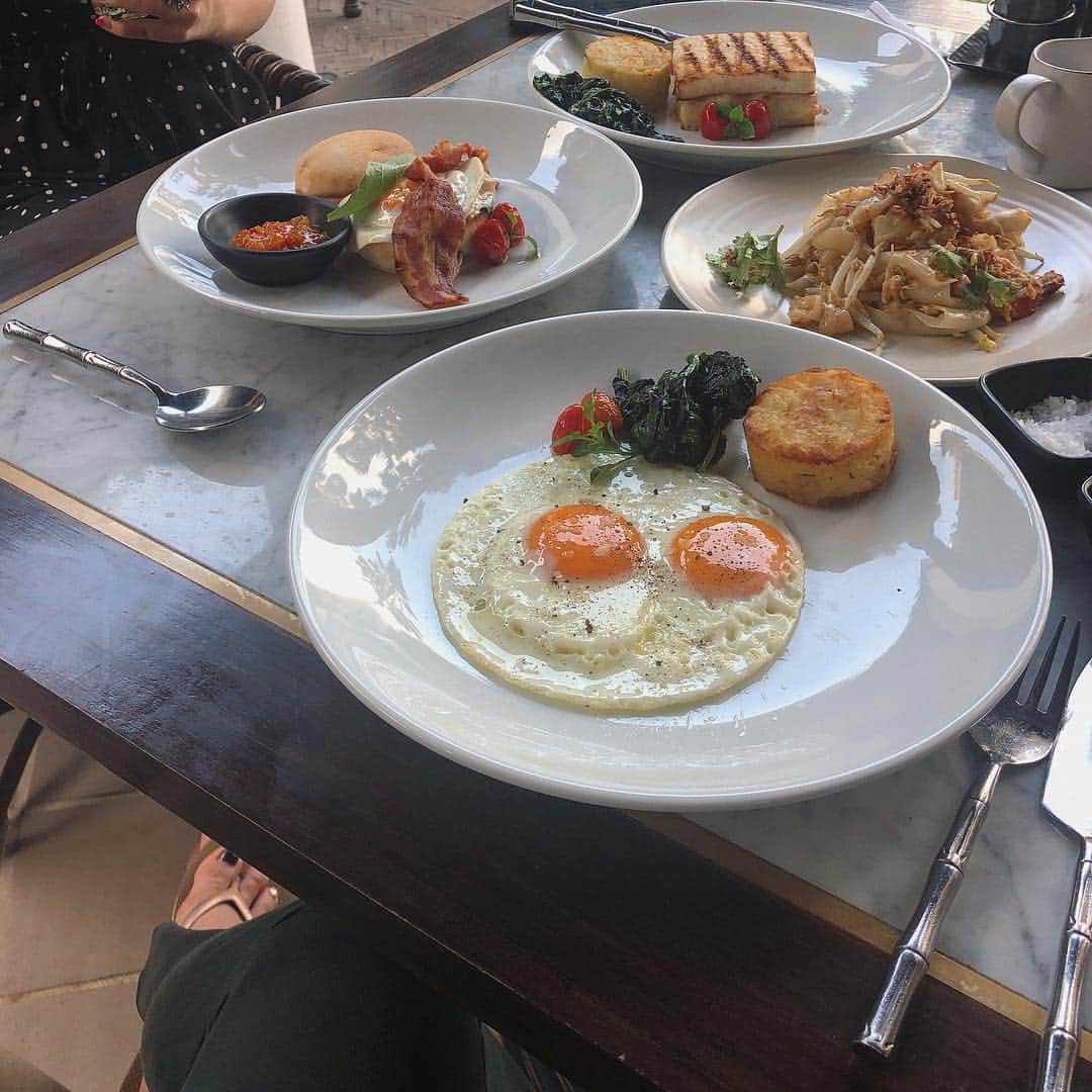 鬼辻麻衣さんのインスタグラム写真 - (鬼辻麻衣Instagram)「朝ごはん 🍳 ☕️ ・ ・ やっぱりパッタイは安定でおいしい。 #breakfast #bangkok」3月30日 12時15分 - kitsumai