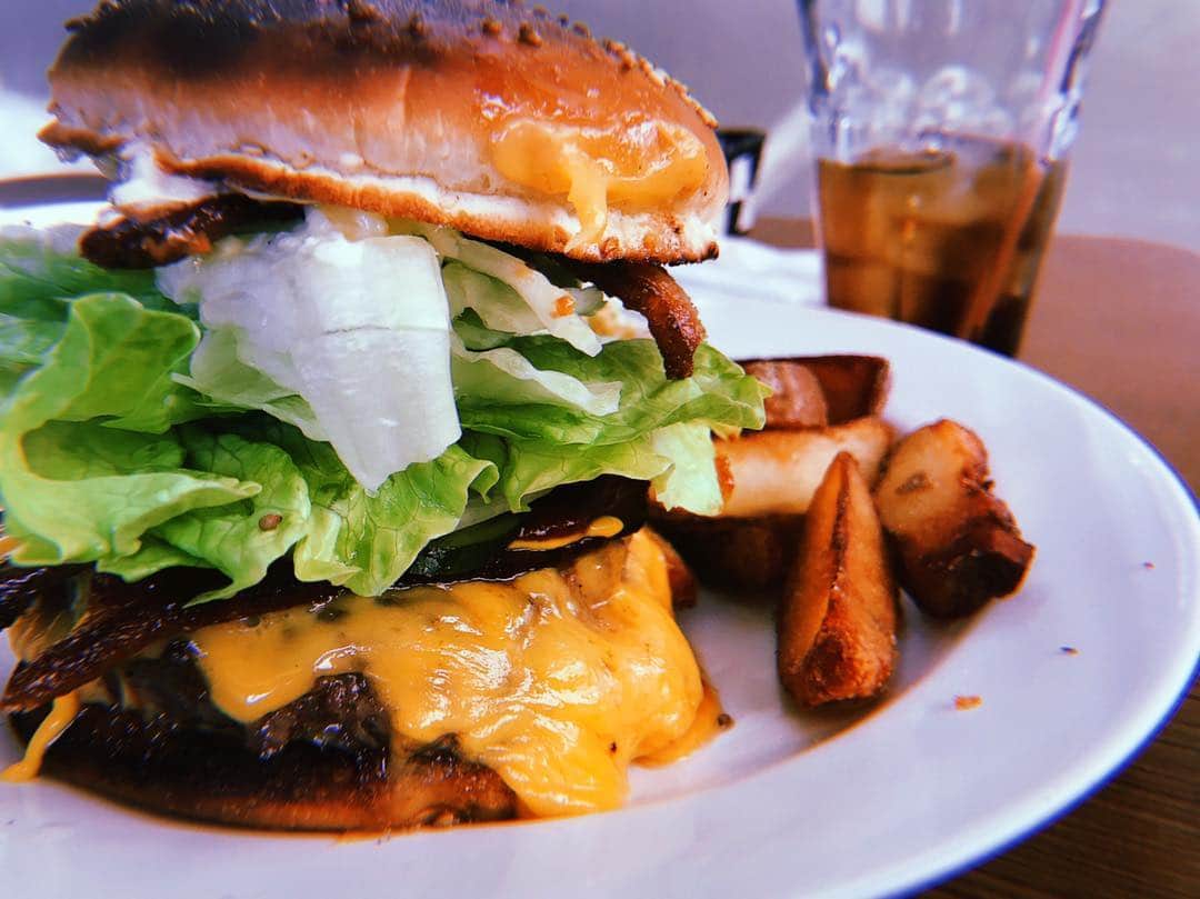 小林亮太さんのインスタグラム写真 - (小林亮太Instagram)「最近、嬉しいことに取材などでお話しする機会が増えて、"好きな食べ物は？"と よく質問をいただくのですが、 いつも、なぜか出てこない… 🍔  好きすぎて出てこないのかな。 次こそハンバーガーと答えます。 おいしかったこれ載せます🍔！ 今日も稽古行ってきます！  #humberger  #cheeseburger #frenchfries」3月30日 12時24分 - ryota_kobayashi_official
