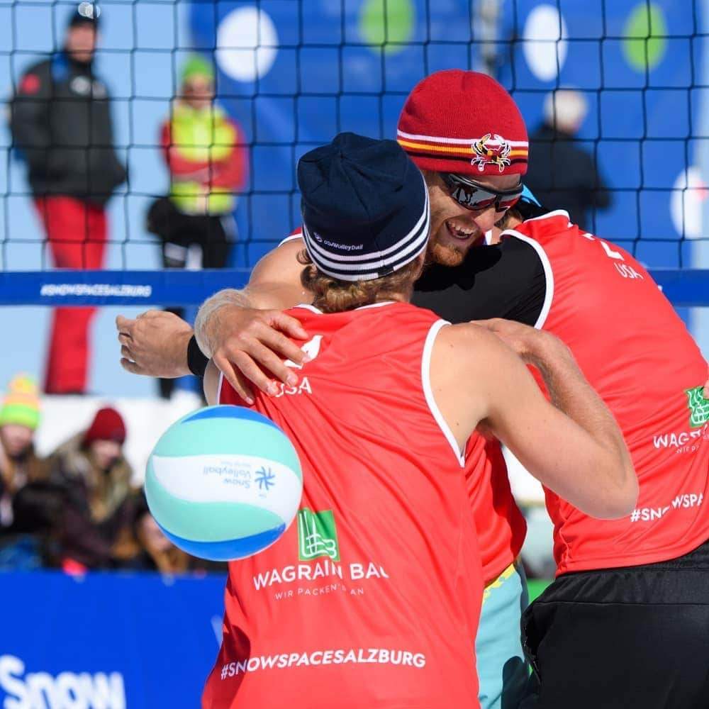 USA Volleyballさんのインスタグラム写真 - (USA VolleyballInstagram)「Our U.S. women's and men's snow volleyball teams are each 2-0 after pool play in Austria! ❄️🏐 #USAVsnow」3月30日 12時33分 - usavolleyball