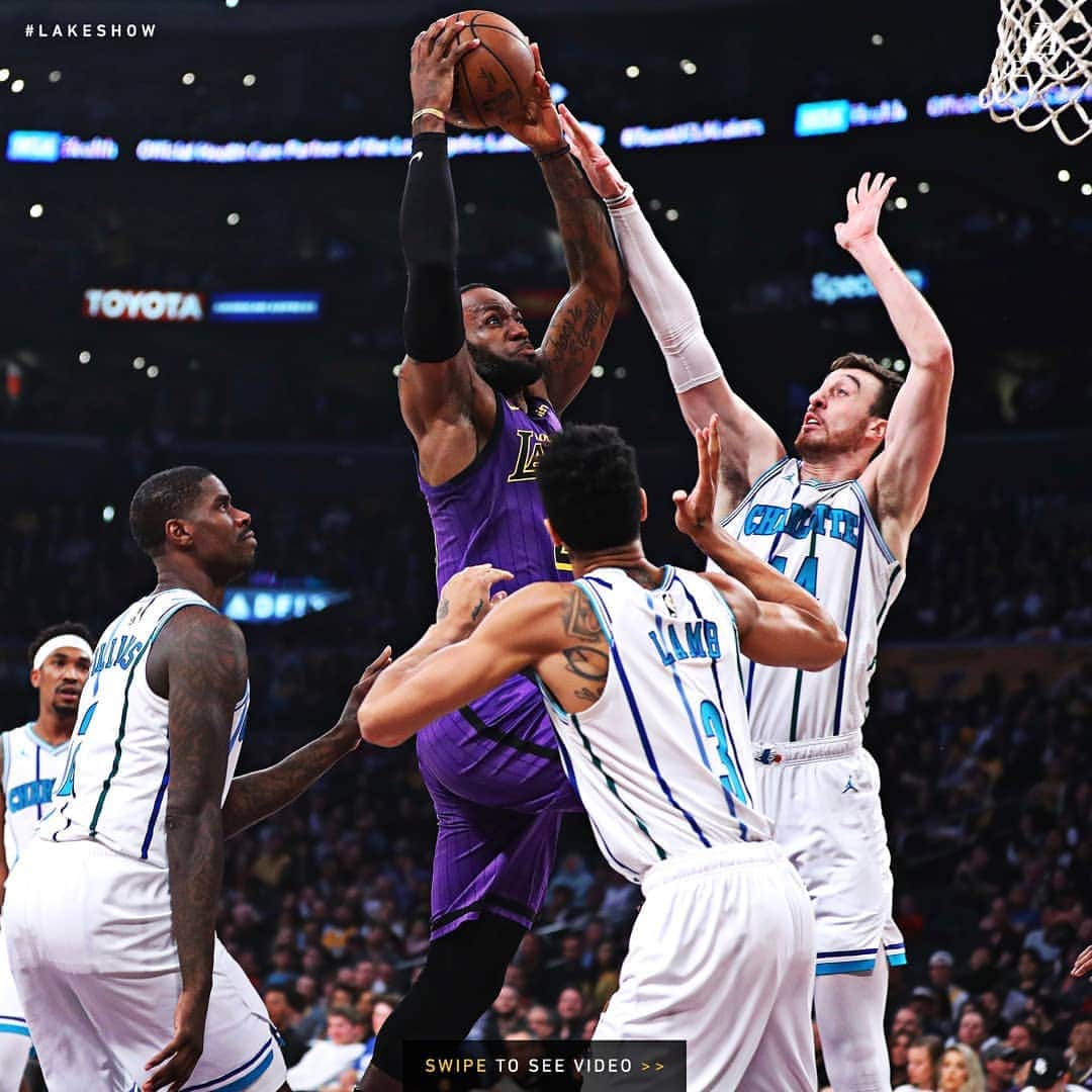 Los Angeles Lakersさんのインスタグラム写真 - (Los Angeles LakersInstagram)「👑 James takes flight!」3月30日 12時33分 - lakers
