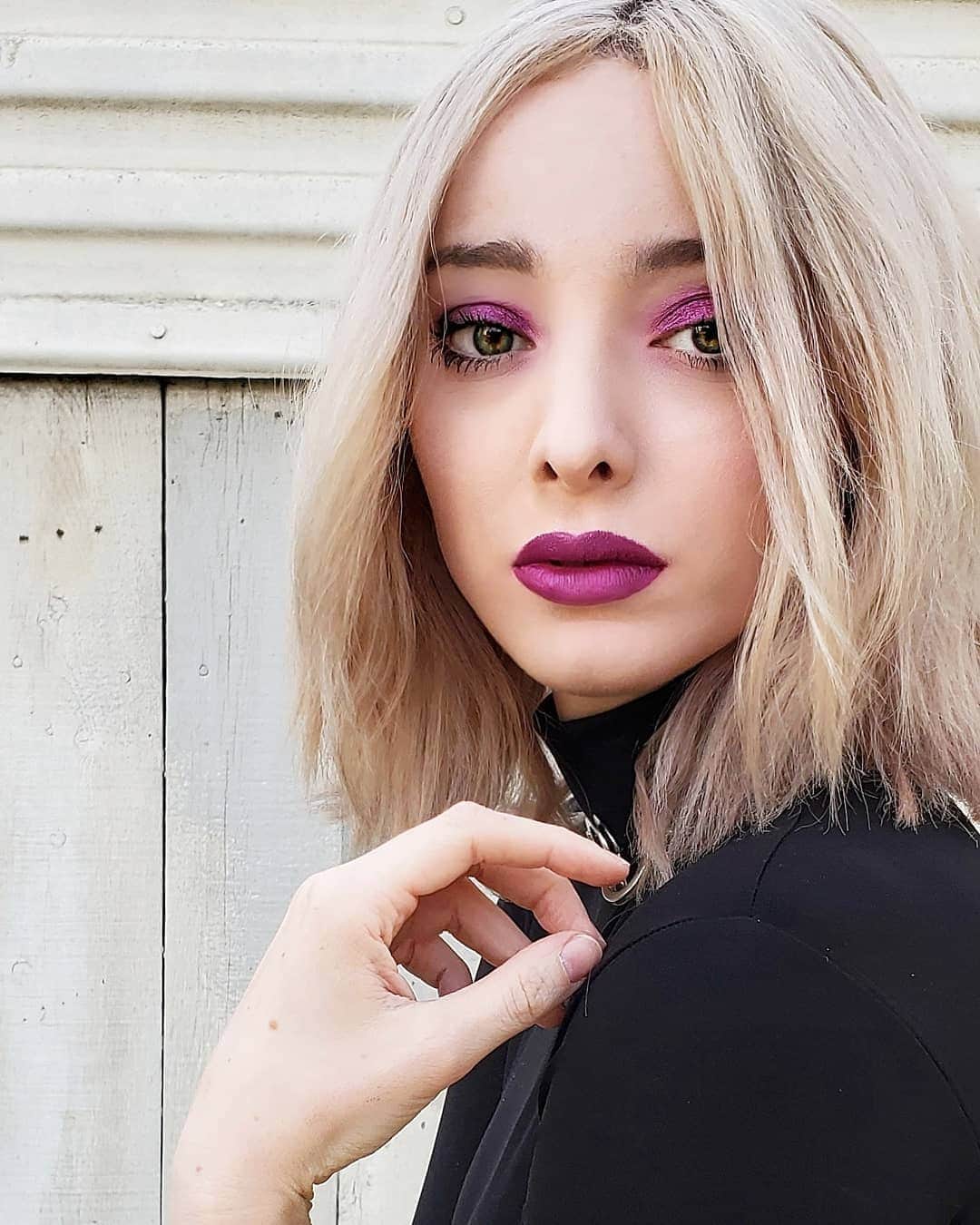 エマ・デュモンのインスタグラム：「💜💜💜」