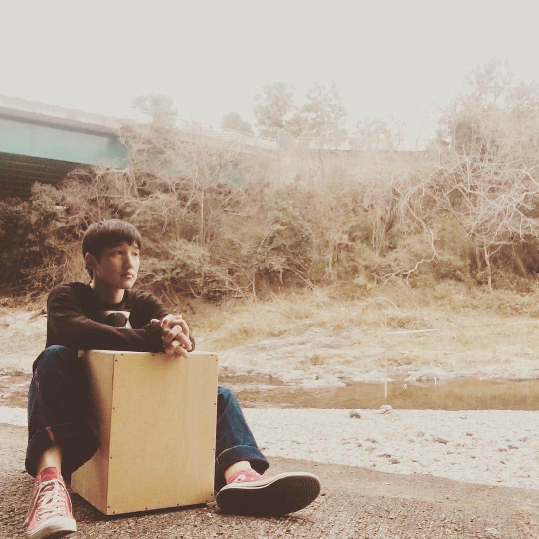 田野倉雄太さんのインスタグラム写真 - (田野倉雄太Instagram)「My brotherがcajōn(カホン)を作ってくれました。  すごくquality高くてsurprise🙀  思わず川で弾いてみました❗️ が…まだまだI need practice... #カホン #sublime #santeria #田野倉雄太」3月30日 12時33分 - tanokura_yuta_official