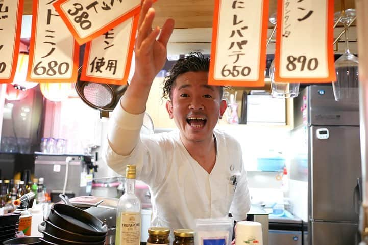 福岡グルメ 福岡ランチ「デビログ」さんのインスタグラム写真 - (福岡グルメ 福岡ランチ「デビログ」Instagram)「最近いろいろなメディアで取り上げられている噂の「#天道ホルモン 」を食べてきた❗️ 渡辺通の九電ビルの裏に2018年11月18日にオープンした『筑豊ホルモン ボタ山』 ビルの2階だからちょっとわかりにくいが、筑豊まで行かなくても天神で食べられるのは嬉しいね。 小腸と直腸があり、特徴は牛と豚のホルモンが混合されていること。 思ったよりも脂身が少なくて食べやすいね～😋👌 店主の江原さんはオモロい人なので、カウンター席でひとり焼肉でもいけそうだ🙆‍♂️ 某雑誌に掲載されたのと同じポーズをしてもらった💯 . メニュー、他pic、内観などは「デビログ」に掲載しています。 サイトを見る場合はブラウザで「デビログ」で検索👉 . #筑豊ホルモンボタ山 #福岡市中央区渡辺通 2-9-1 Shin Watanabedori ビル201 080-3996-3929 17:00～1:00 LO 定休日：不定休 . ♦️福岡グルメ 福岡ランチ を掲載しているブログ は「デビログ」👉検索 ♦️マニアックな情報や本当に美味しいお店情報なら「もっとデビログ」👉検索 . #福岡焼肉 #福岡肉 #福岡ホルモン #ボタ山 #福岡 #博多 #fukuokapics #fukuoka #fukuokacity #hakata #fukuokarestaurant #fukuokagourmet #IGersJP #ig_japan #福岡レストラン #福岡飲食店 #福岡グルメ #福岡ランチ #福岡ごはん #福岡ご飯 #食べログ福岡 #福岡飯 #福岡食べ歩き」3月30日 12時33分 - devi_takahashi