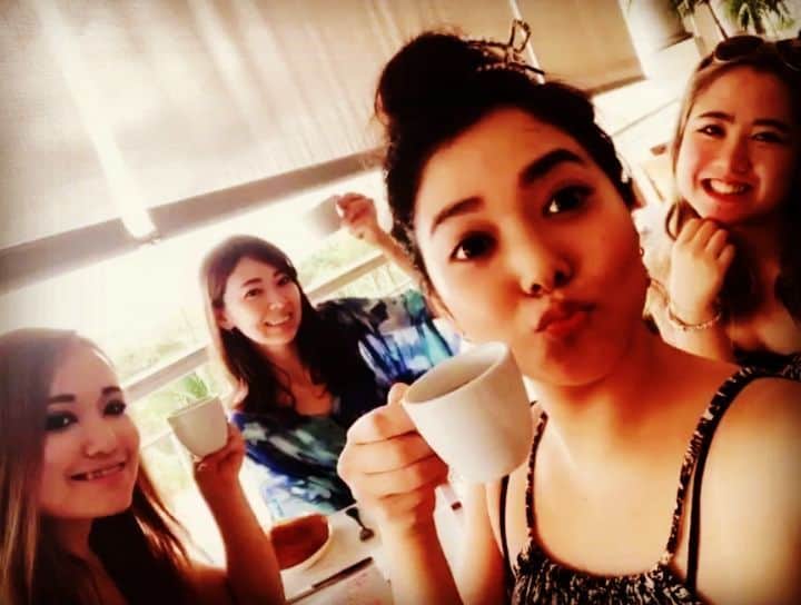 杉山由紀子のインスタグラム：「アラモワナのマリポサでlunch💖 * 日本に昨日帰国しましたが寒すぎて......😐 * すぐまた旅行いこ♪w 6月はもう海外決まってるので✨🚢✨ * 4.5月のプラン決めなきゃ♪ * * #Hawaii #ハワイ #アラモワナ #マリポサ #レストラン #爽快 #ワイキキ #おすすめ #素敵 #sea #sky #love #flower #旅行 #リゾート」