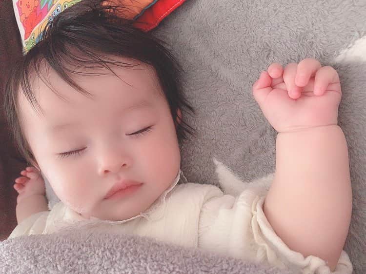 大知めぐみさんのインスタグラム写真 - (大知めぐみInstagram)「#可愛すぎて #ついつい寄りすぎちゃう ♡ . #でも #自分だったら絶対嫌だ ‪w #ママあるある . . 4ヶ月健診で、体重5.4kgだったから経過観察健診が追加になり、今まで寝る前だけミルクにしてたけど、夕方グズる時も母乳からミルクに替えて、今までまとめて寝てたのも、早く寝かせて3時間くらいで起こしてミルクして、また寝かせてって、この１ヶ月間試行錯誤してみたら、ちょっとむちむちしてきた気がする!! . #大きくなぁれ ♡♡ #ママは痩せれ …笑笑 . . . . #寝顔 #愛娘 #生後4ヶ月 #0歳 #0歳児ママ #ベビフル4ヶ月隊 #ママリ #コドモノ #赤ちゃん #赤ちゃんのいる生活 #初育児 #初育児奮闘中 #初出産 #新米ママ #新米ママと繋がりたい #2018_winter_baby部 #baby #寝顔天使 #japanesebaby #女の子ベビー #女の子ママ #卒マタ#11月生まれの女の子」3月30日 12時51分 - megmeg0715
