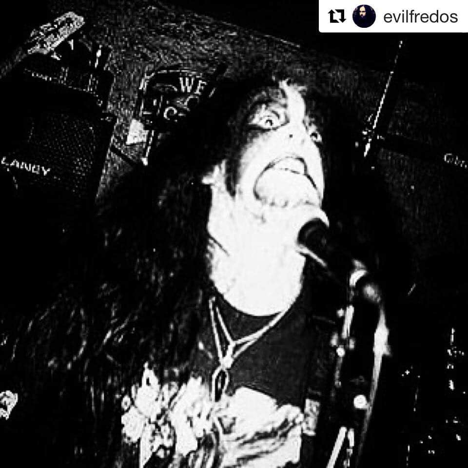 DragonForceさんのインスタグラム写真 - (DragonForceInstagram)「#fbf @evilfredos being...evil! Do you like black/death/thrash metal?🤘🏻 #Repost @evilfredos with @get_repost ・・・ Well I guess thats me in 1999😬 #heavymetal  #blackmetal  #extreme  #darkfuneral  #fredericleclercq」3月30日 12時54分 - dragonforcehq