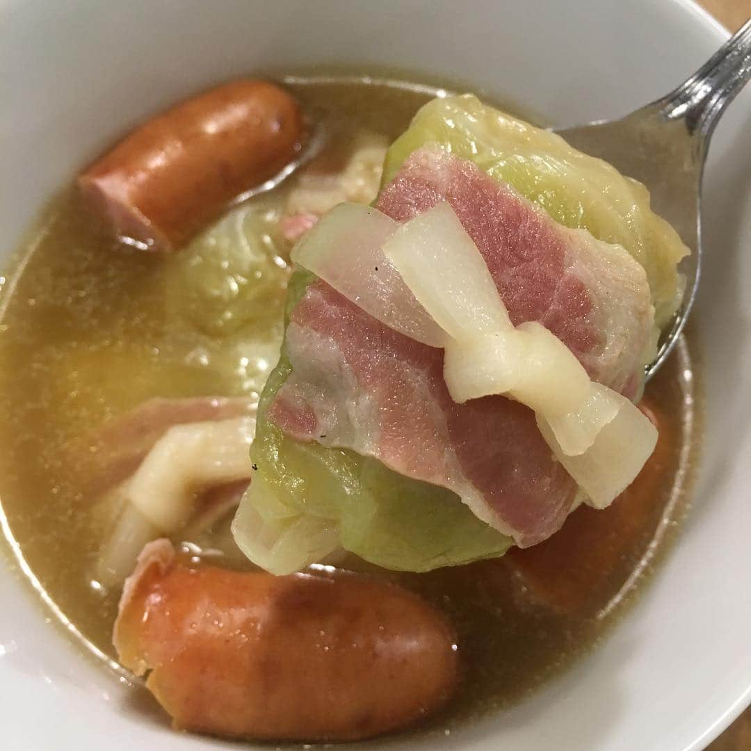 のインスタグラム：「今日のお昼は #ロールキャベツ 🤗 スーパーのお肉コーナーでまとめ買いしたロールキャベツを冷凍保存して、お家にあったウィンナーと一緒にいいオフィスのキッチンで煮込んだだけ🍽  オフィスにキッチンがあるだけで、簡単に安くおいしいものが食べれて幸せ〜！ コンソメはいいオフィスで用意してあるので、材料費180円くらいで済みました🥰  ちなみに上野のキッチンは誰でも使えますよ🙋‍♀️ #いいオフィス #上野 #新御徒町 #コワーキングスペース #シェアオフィス #イベントスペース #キッチン #kitchen #officelife #ランチ #節約」