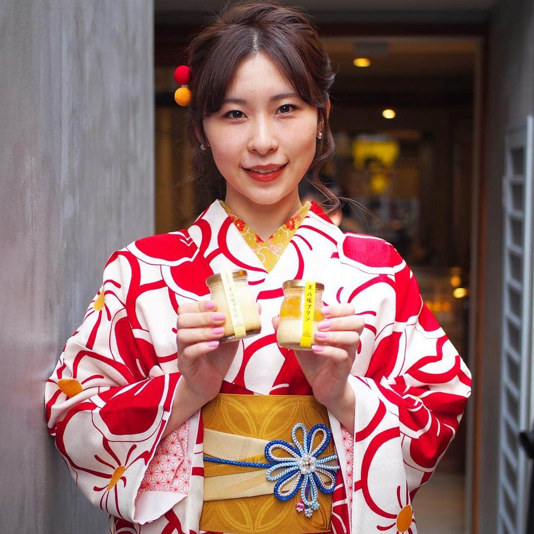 木村涼子さんのインスタグラム写真 - (木村涼子Instagram)「来月4月15日にopenする 「京 八坂プリン」さんのレセプションにご招待いただき、行ってきました♫  お店は、八坂の塔が路地の正面に見える 特に人気の観光スポットにありました✧ お隣がアラビカ京都さん(%) 斜めお向かいは、 かの有名な京都最強インスタ映えスポット 八坂庚申堂です(写真6,7枚目)  京都の美味しい牛乳と 天然のバニラビーンズを使用したプリンは トロットロで香りが高く、 すごーく美味しい！✧ モデルさんにプリンを持ってもらって、パシャリ！  おいりソフトも可愛いくて、 思わず八坂の塔バックに撮りたくなります。  食べ歩きにも手土産にもピッタリな 京 八坂プリンさんでした♡  #京八坂プリン #八坂の塔 #京都旅行 #八坂庚申堂 #八坂食べ歩き #八坂グルメ #京都スイーツ #八坂スイーツ #インスタ映え #インスタ映えスポット #京都インスタ映え #京都 #kyoto #kyotofood #kyotojapan」3月30日 12時54分 - kimuryou