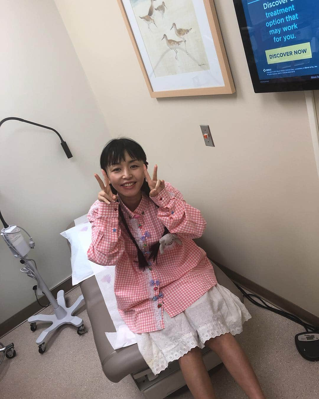 まりかさんのインスタグラム写真 - (まりかInstagram)「Guys! I went to see dr today. She said no radiation and chemotherapy needed! Yay!!! Still I have so many process to back to shoot(take off drain, Rehabilitation, start hormone treatment...) But, today was good day.  Thank you guys for waiting me💕 今日は、病院で抗がん剤も放射線治療もいらないと言われました。これらは、癌の治療で最も大変なパートなので嬉しい。私の癌の進行具合でこれらがいらないのは奇跡らしい。ドレーンがとれ、傷跡がいえたら リハビリやホルモン治療を始めるなどまだまだ仕事復活まで先は厳しそうですが、とりあえず今日はハッピー^_^ いつもありがとう。  #cancer #chemotherapy #乳癌 #全摘出 #mastectomy #同時再建 #ピンクリボン #まりか #maricahase #penthousepet #spieglergirls #cityofhope (*´∇｀*)」3月30日 12時57分 - maricahase