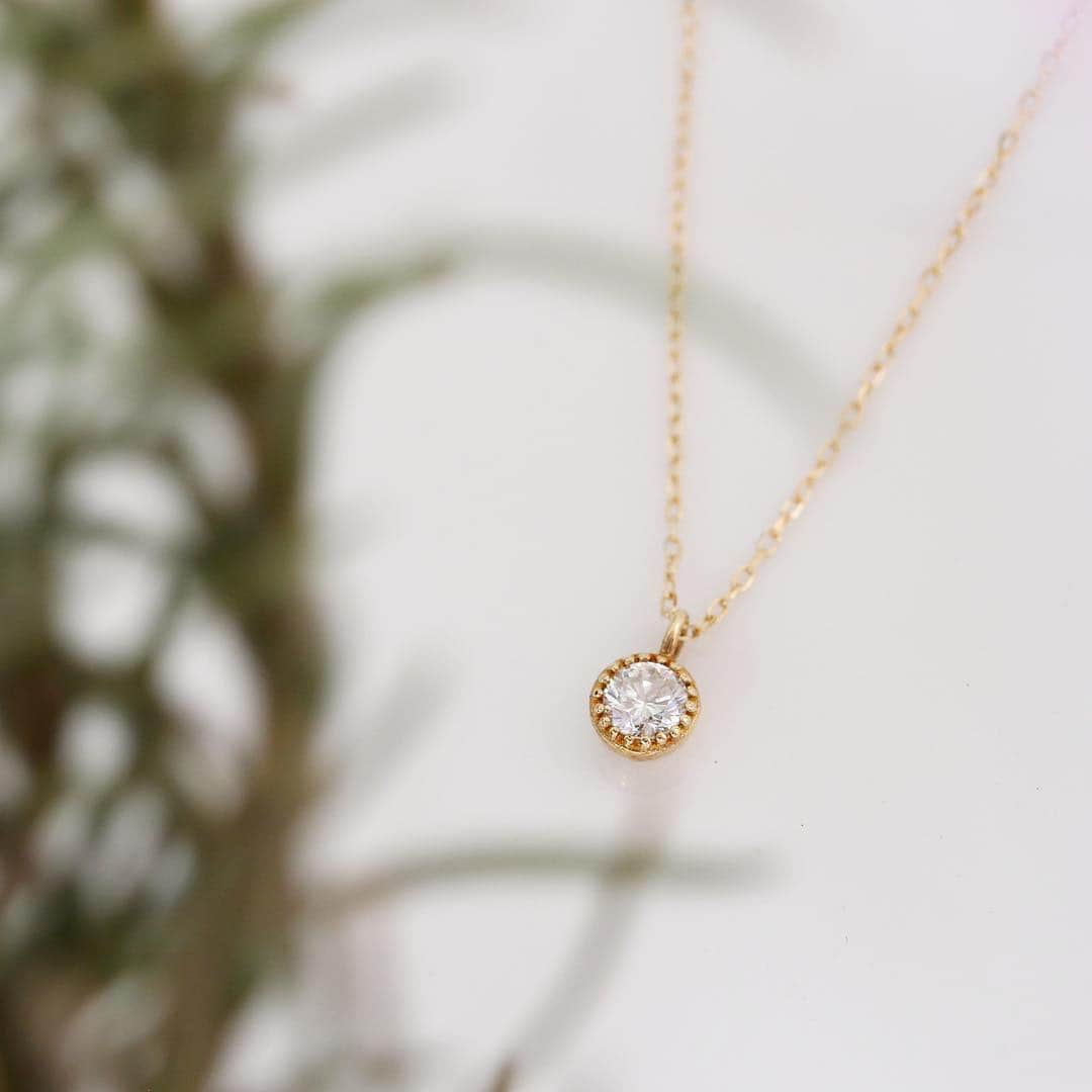 erudo_jewelry salonのインスタグラム：「ダイヤのネックレス ￥55,000  #エルドーerudo  #福山市で結婚指輪を選ぶなら  #ダイヤのネックレス #アクセサリー女子 @accessory.joshi  #大人カジュアル  #大人女子 #女子の憧れ #ペアリング #4月の誕生石」