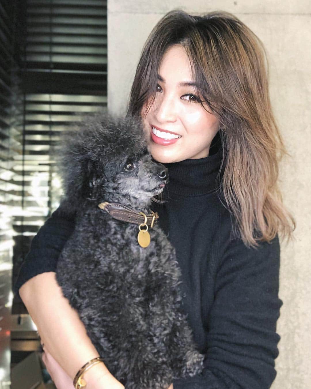 のインスタグラム：「店長になった @abbeyrisakubo のお祝い兼ねて、ヘアカラーしてきました💈💇‍♀️ 実はクボリサがアシスタント1年生の頃から知っていて🥺ずーっとウームで遊んでると思ってたのに!!!🤣w 知り合った頃から変わらず元気な笑い声でいつも楽しい時間です、ありがとう🙏 そしておめでとう🎉㊗️ #クボリサカラー #abbey2 #beauty #hairstyle #haircolor #brunettehair #congratulations #子供店長 #thankyou #thebesthairstylist #dog #loveofmylife」