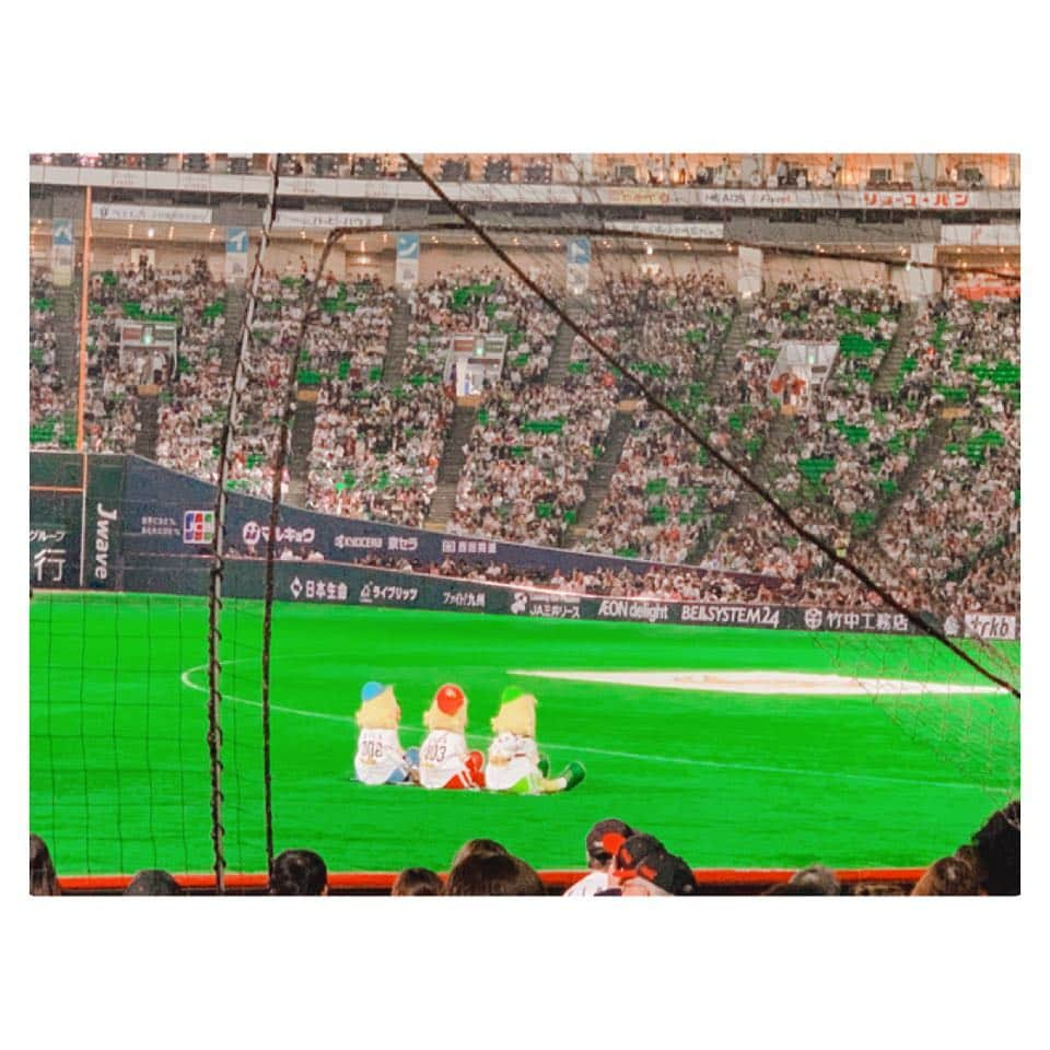 瀬口かなさんのインスタグラム写真 - (瀬口かなInstagram)「プロ野球開幕戦見に行きました🙇‍♀️✨ まさかの延長サヨナラ勝ちで終わったのは23時頃😂 最初っからシビれた試合だった🤣🔥 開幕セレモニーのゆずさんの歌唱感動、演出も豪華🙏✨ドームツアー軽率に行きたいと思いました🥺  以降、私の感想😂👇 千賀くんの161kmに球場大歓声✨  いまみーの背番号6似合う！  マッチの1500本安打はホームラン！ 今シーズン初熱男！！！😍🔥😍🔥すきぴー！！！笑  打席ギータの時の歓声がえ、ここ福岡？てくらい盛り上がりはんぱなかった😳スターだなぁ🙏✨今年も期待してます🙇‍♀️ 中継ぎが今年も神そう、ルーキー2人のナイピがシビれた😭加治屋くんはまた頑張ってほしい！応援してるよー😭(甲斐野くんがかっこよすぎて軽率に名前入りタオル買いそう)  そして終わった後フミヤさんきたーーー🤣 初めて生歌唱聴ききました🙏✨ #sbhawks #福岡ソフトバンクホークス #開幕戦」3月30日 13時13分 - seguchikana