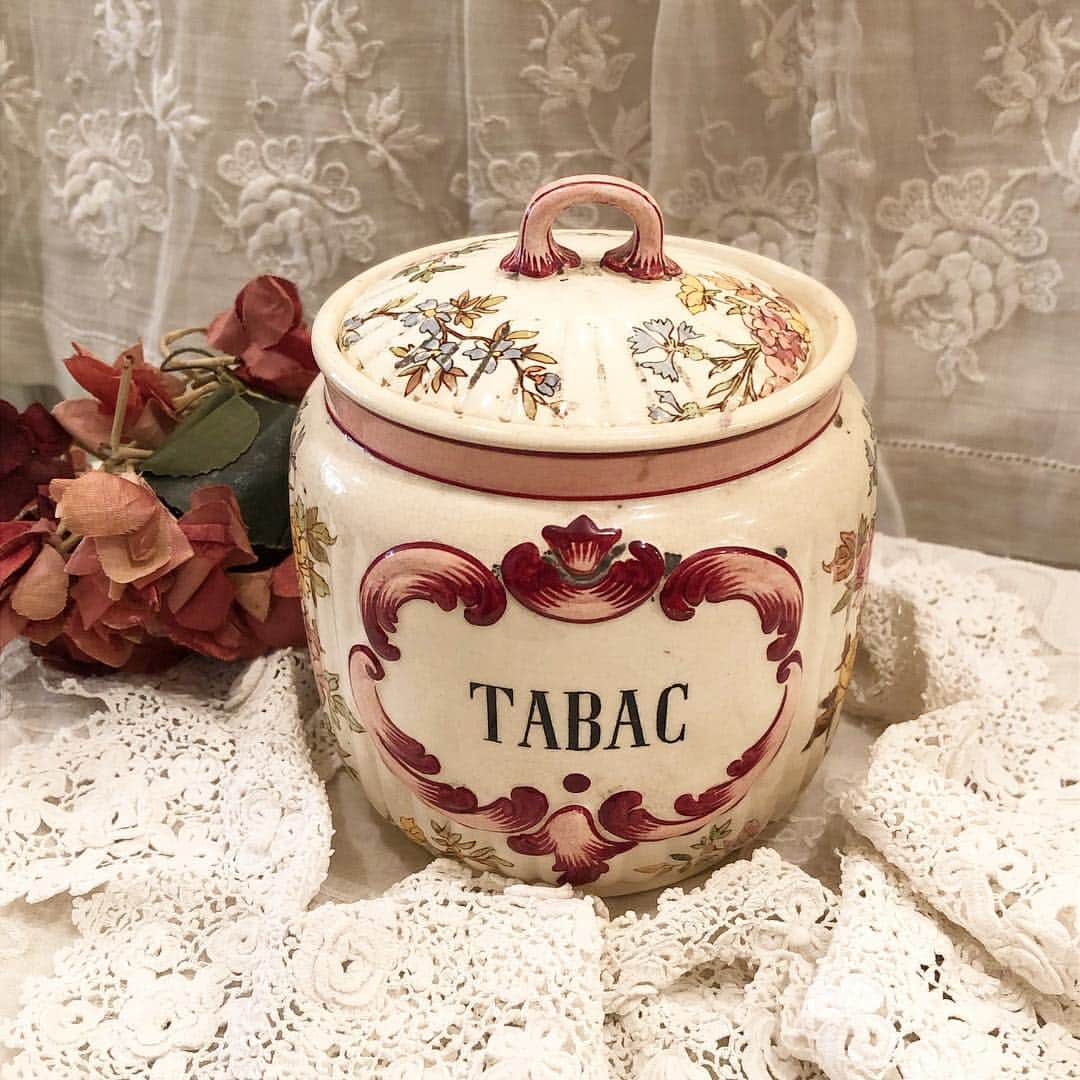 のインスタグラム：「華やかで可愛い存在はその場にあるだけでテンションが上がります♡ 陶器のタバコ入れです。昔は上流階級の淑女のたしなみだったのでしょうか。sold #brocante #toricoloreshop #フランスアンティーク #アンティークショップ #恵比寿 #アンティークのある暮らし #フレンチカントリー #陶器 #タバコ入れ #レース」