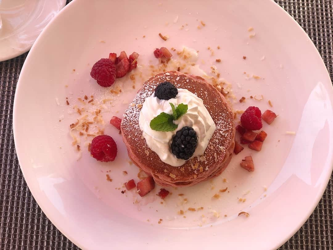 坂元美香さんのインスタグラム写真 - (坂元美香Instagram)「今日のBreakfastはピンクのパンケーキ🥞💓 surf lanai @royal_hawaiian . もう何年も毎年シェラトンしか泊まってないから、いつかロイヤルハワイアンにも泊まってみたいな☺️ピンク好きにはたまらないね💓 . #surflanairoyalhawaiianhotel  #surflanai #ピンクパレスパンケーキ #ピンクパンケーキ #サーフラナイ #ロイヤルハワイアンホテル #hawaii #ハワイ #パンケーキ #ハワイの朝食 #坂元食べログ」3月30日 13時06分 - mika_saka