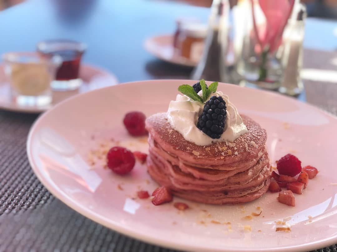 坂元美香さんのインスタグラム写真 - (坂元美香Instagram)「今日のBreakfastはピンクのパンケーキ🥞💓 surf lanai @royal_hawaiian . もう何年も毎年シェラトンしか泊まってないから、いつかロイヤルハワイアンにも泊まってみたいな☺️ピンク好きにはたまらないね💓 . #surflanairoyalhawaiianhotel  #surflanai #ピンクパレスパンケーキ #ピンクパンケーキ #サーフラナイ #ロイヤルハワイアンホテル #hawaii #ハワイ #パンケーキ #ハワイの朝食 #坂元食べログ」3月30日 13時06分 - mika_saka