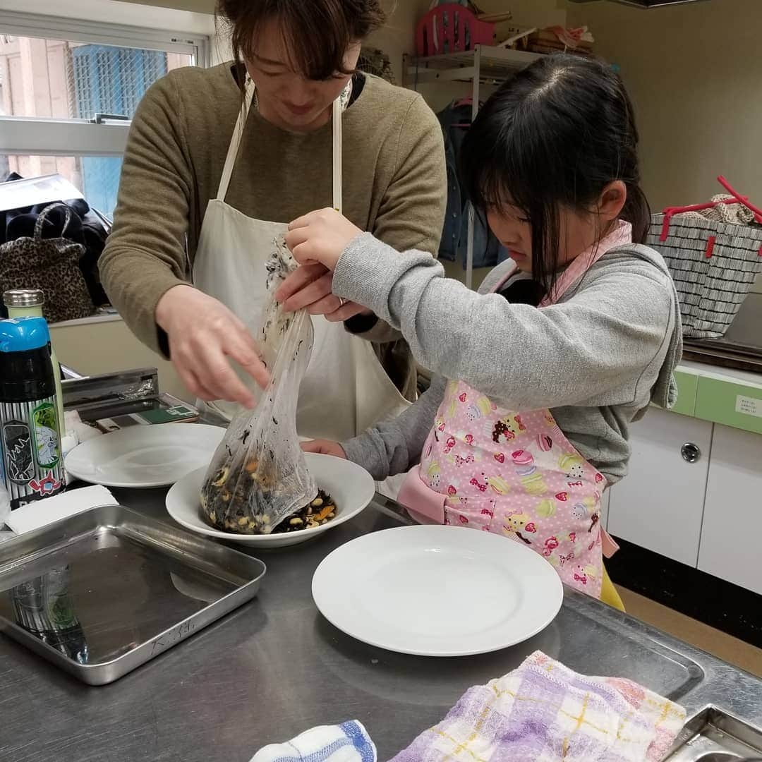 八つ橋てまりさんのインスタグラム写真 - (八つ橋てまりInstagram)「昨日は、もっちゃんのポリ袋１枚キッチンと私の数秘術をやらせていただいた❤️ めちゃくちゃ楽しかったよ‼️ 凄い楽しかった🎵 もう時間足りなかったなぁ😭😭😭 また投稿後で追記するね！  #お料理教室 #数秘術 #京都 #############」3月30日 13時06分 - temari.odebu